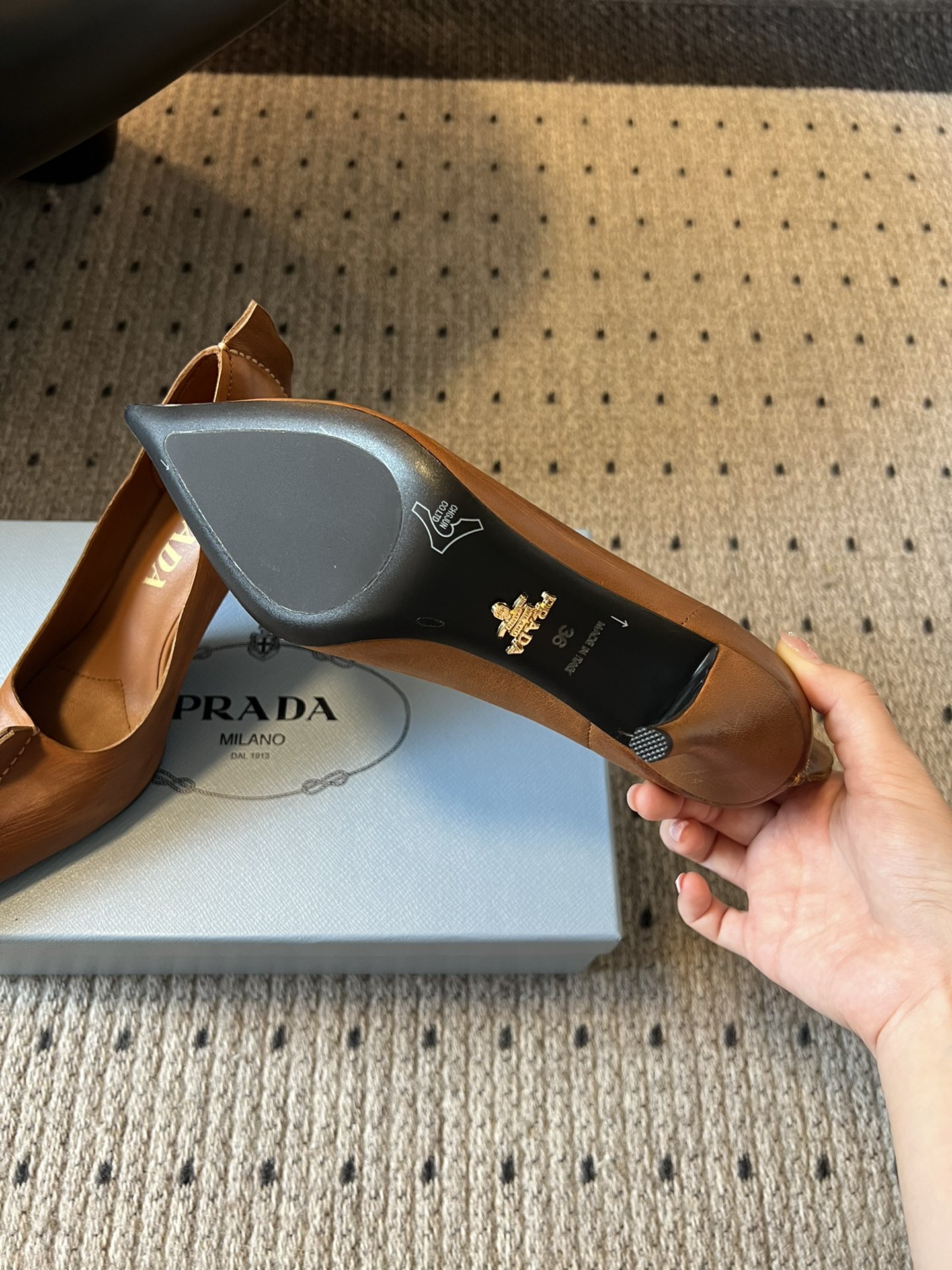 PRAD* 25ss普拉达秋冬新款尖头小高跟采用尖头设计，极具时尚感与攻击性，彰显个性；鞋身有独特的分割