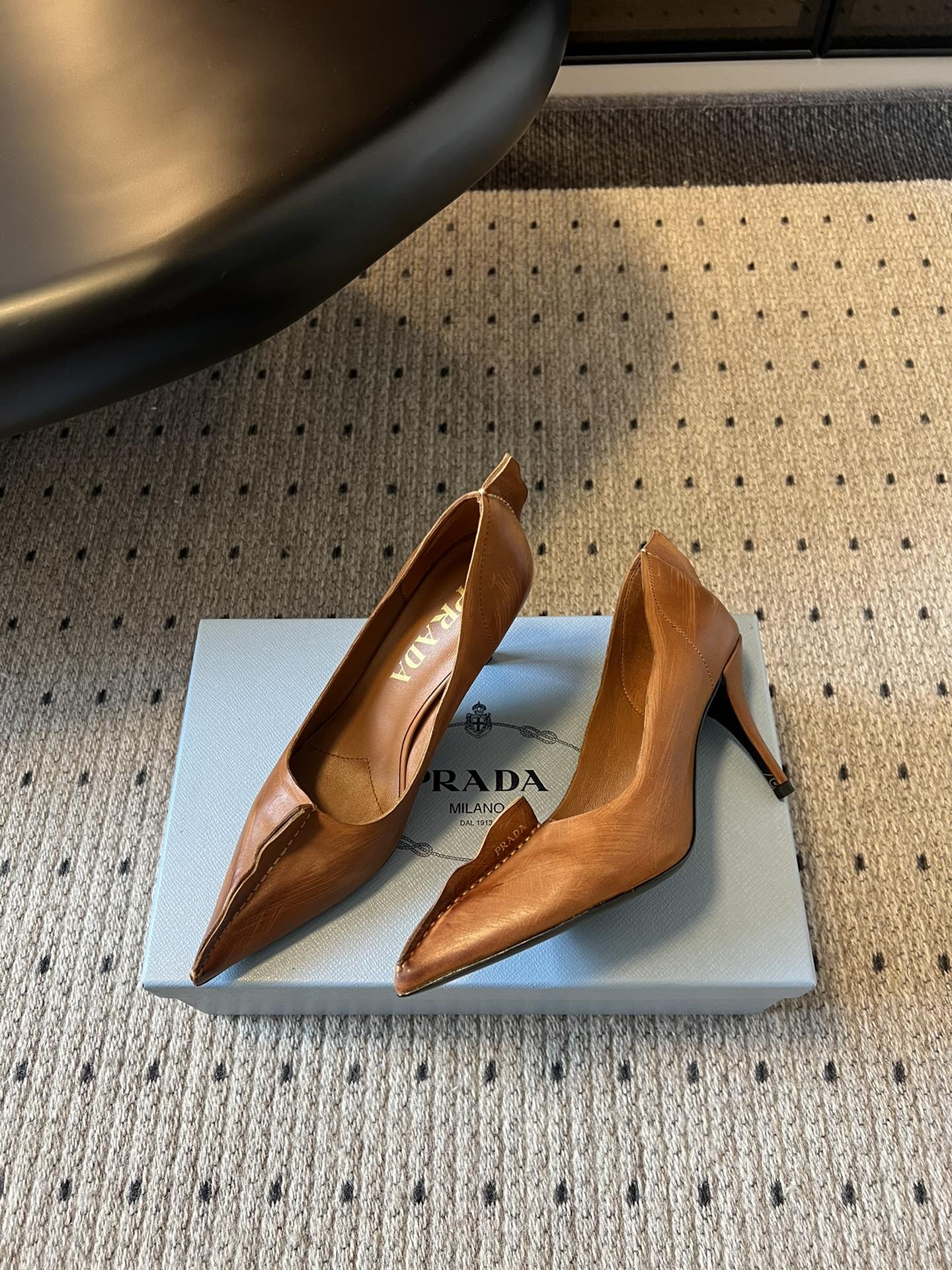 PRAD* 25ss普拉达秋冬新款尖头小高跟采用尖头设计，极具时尚感与攻击性，彰显个性；鞋身有独特的分割
