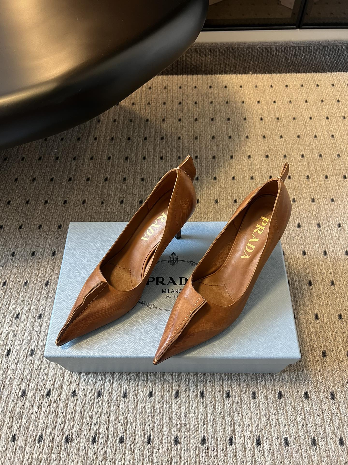 PRAD* 25ss普拉达秋冬新款尖头小高跟采用尖头设计，极具时尚感与攻击性，彰显个性；鞋身有独特的分割