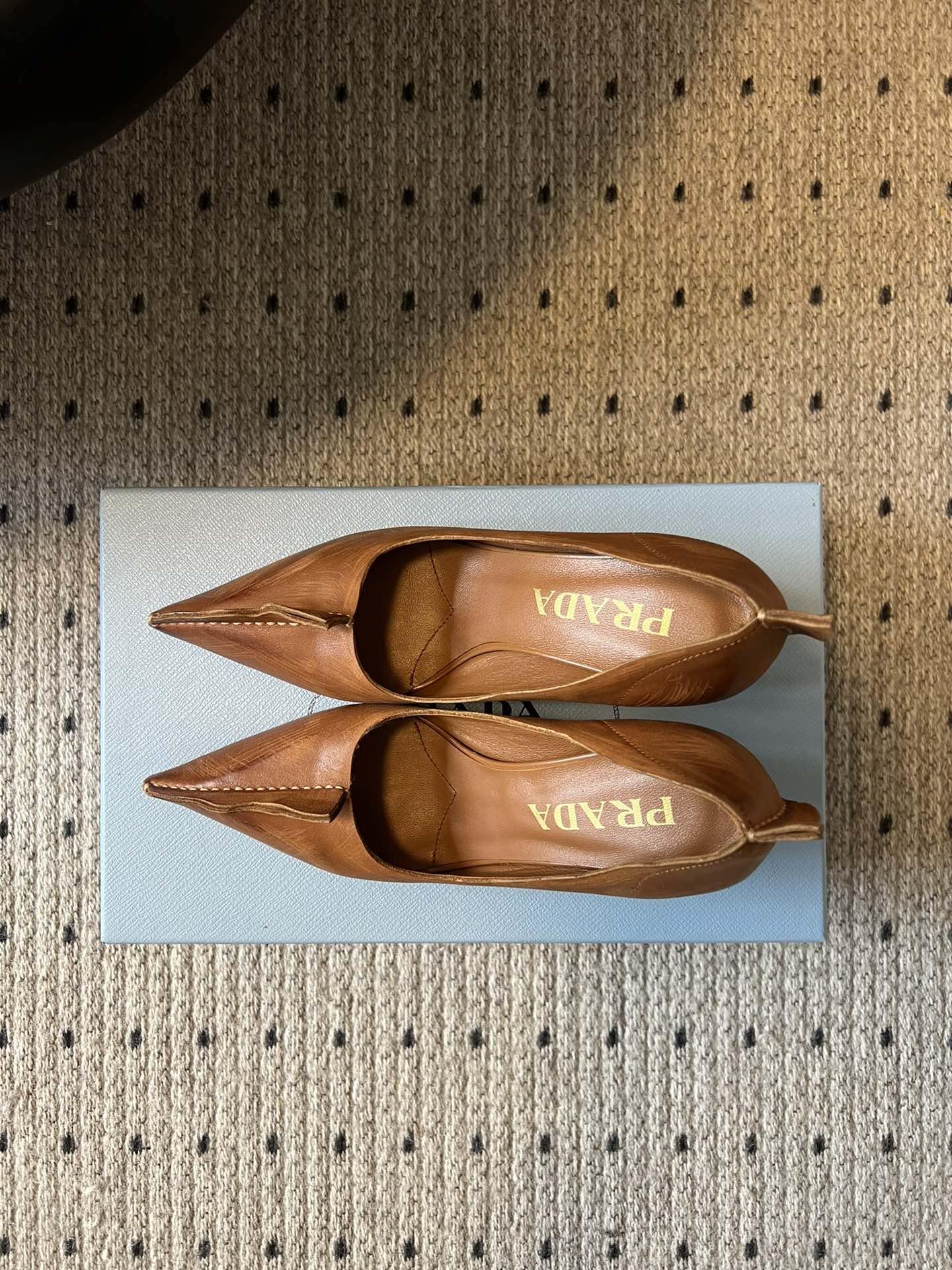 PRAD* 25ss普拉达秋冬新款尖头小高跟采用尖头设计，极具时尚感与攻击性，彰显个性；鞋身有独特的分割