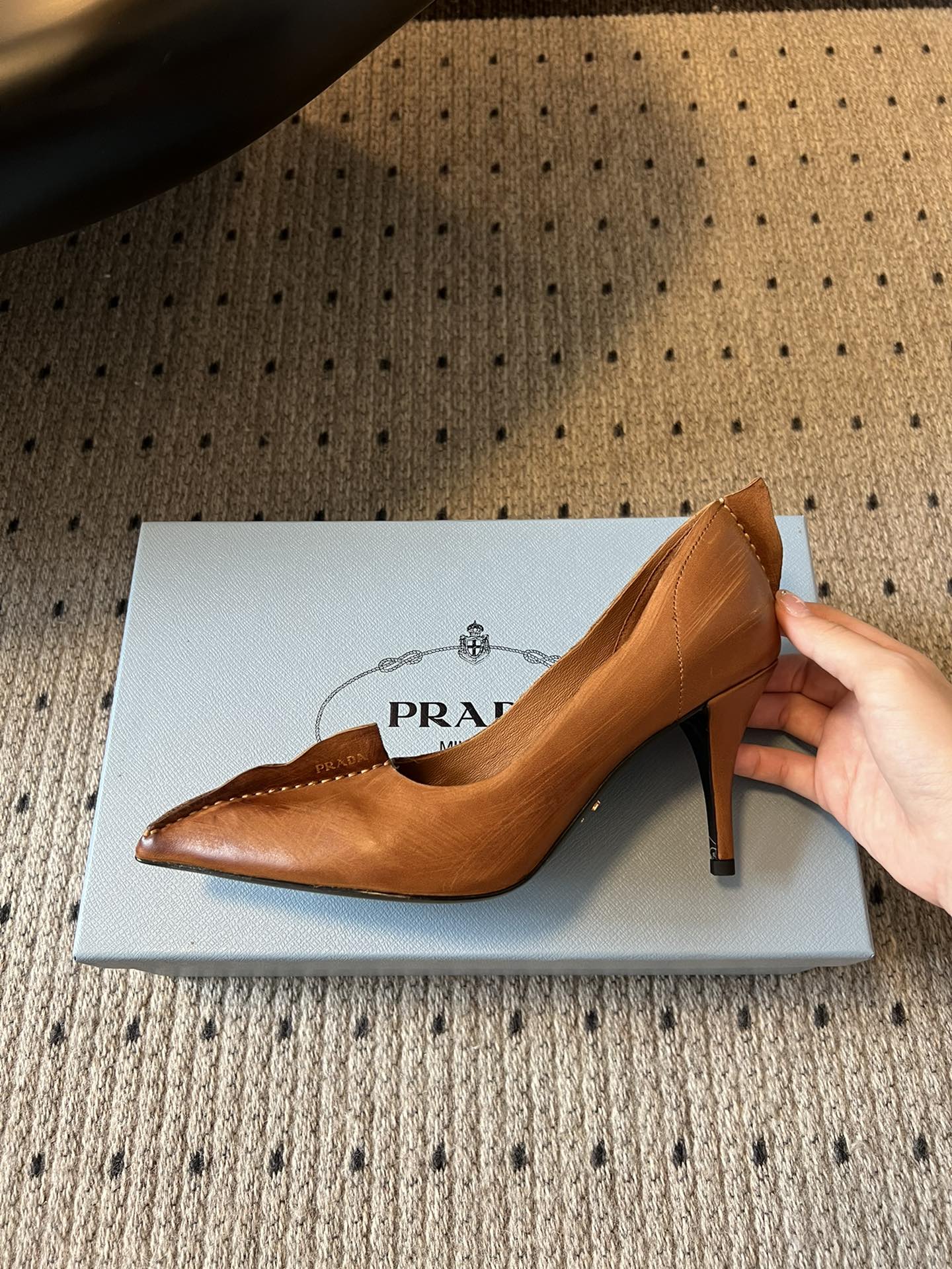 PRAD* 25ss普拉达秋冬新款尖头小高跟采用尖头设计，极具时尚感与攻击性，彰显个性；鞋身有独特的分割