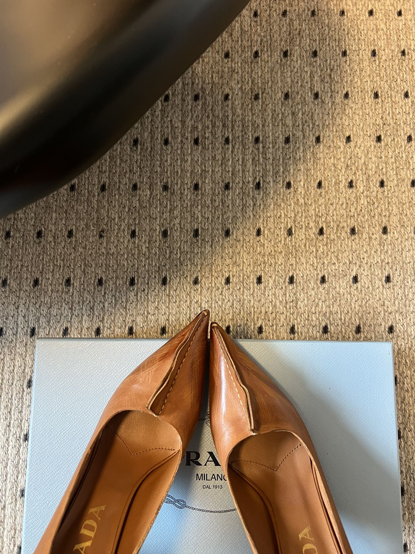 PRAD* 25ss普拉达秋冬新款尖头小高跟采用尖头设计，极具时尚感与攻击性，彰显个性；鞋身有独特的分割