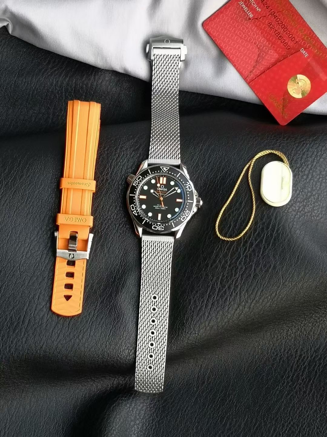 NO:617588,ER’s new model [Seamaster Mi Diving Watch “Orange Wind and Waves” Edition] has arrived!  There will be a time to ride the wind and waves, and sail directly to the clouds to sail across the sea!  The appearance design continues the 007 version of the Seamaster Diving Watch, inheriting retro elements such as the dateless display, domed sapphire crystal, and aluminum bezel, and incorporating new materials and colors to form a new design style!  Omega's new color matching 'Orange Needle Assassin', black dial + orange second hand contrasting color, 3/6/9/12 o'clock hour markers with orange edges, coupled with the 'Seamaster' orange logo, instantly transforms into the Hermès of the diving world!  Whether it's a business occasion or leisure time, you can easily become the center of attention!  The best value for money on the entire network!  Full of details!  The 42mm watch case is equipped with the 8806 movement, which has stable running time and is not easy to oxidize and fade. The watch strap is upgraded with new technology. When you place an order, you will receive a pair of the same orange fluorine tape!  Welcome to taste, hermes, omega19860909ER新款【海马系列米潜水表“橙风破浪”版】到货！ 乘风破浪会有时,直挂云帆技沧海！ 外观设计延续了007版海马米潜水表,继承了无日期显示、穹顶蓝宝石水晶表镜、铝质表圈等复古元素,融入了新材质与配色,形成新的设计风格！ 欧米茄全新配色“橙针刺客”,黑盘+骚橙秒针撞色,3/6/9/12点时标镶橙边,配上“Seamaster”橙色logo,秒变潜水界爱马仕！不管是商务场合还是休闲时光,都能轻松成为全场焦点！ 全网性价比最高！细节拉满！42mm表壳搭载8806机芯,走时稳定,不易氧化掉色,全新工艺升级表带,下单即赠送同款橙色氟胶带一副！欢迎品鉴,,hermes,omega,Watch