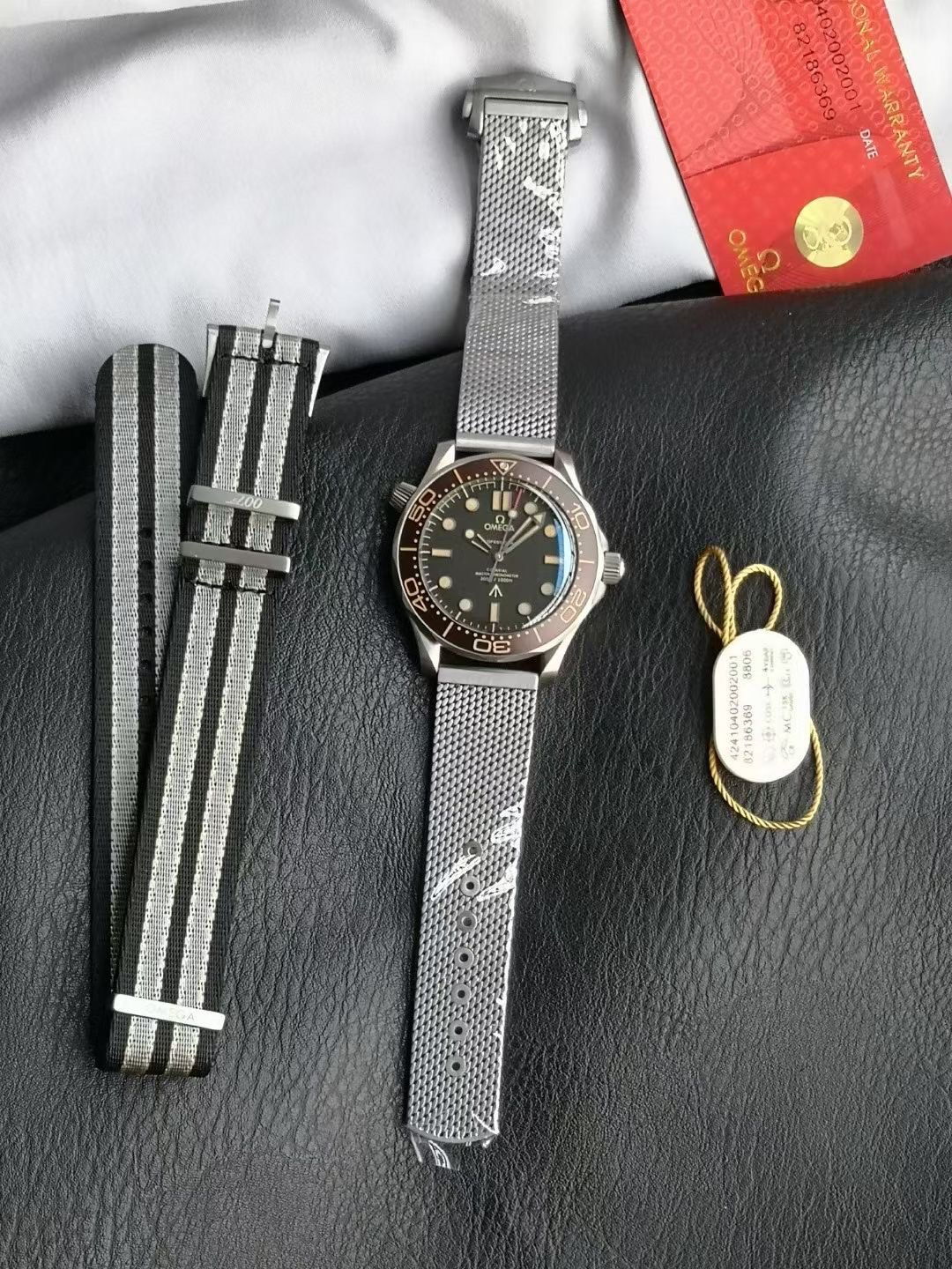 NO:617603,[ER's newly upgraded ingenuity and heritage OMEGA Bond 007-No Time to Die] V3 version!  The newly upgraded watch bottom cover adopts NAIAD LOCK lock design to ensure that the engraved words are always in a vertical position. Please check the version when purchasing!  The upgraded original version has the same finely ground Milan strap, and the original version has the same new head grain. It is different from the old version, more refined, and the texture and quality are in place in one step!  The upgraded back cover has improved the precision of the etched characters, and the '007 Pistol' logo is almost close to the original!  The watch case is made of high-quality titanium alloy, which is lightweight, strong and wear-resistant, and not easy to oxidize and corrode. It will still look like new after being worn for a long time!  Exclusively customized 8806 movement, its functions are consistent with the original version, and it has super long 72 hours of kinetic energy!  The upgraded version has a flatter bezel, smoother rotation, in-depth details, matching bezel and dial colors, and top-notch ice blue luminous display!  ER boutique is on sale in limited edition, V3 version of the same style as James Bond star, welcome to taste it!  When you place an order, you will get a pair of original canvas straps for free!  ,,omega19860909【ER全新升级匠心传承OMEGA欧米茄邦德007-无暇赴死】V3版本！ 全新升级腕表底盖,采用NAIAD LOCK锁扣设计,确保镌刻字样始终处于竖直位置,购买请认准版本！ 升级原版一致精磨米兰带,原版一致新品头粒,区别于旧版,更精致,质感品质一步到位！ 升级后盖蚀字精致度,“007手枪”logo近乎接近原版！ 表壳采用精品钛合金材质,具备轻便、坚固耐磨、不易氧化腐蚀的特性,长久佩戴依旧光采如新！ 独家定制8806机芯,功能与原版一致,超长72小时动能！ 升级版圈口更平整,旋转更丝滑,细节到位,表圈、表盘颜色对版,顶级冰蓝夜光显示！ ER精品限量发售,詹姆斯邦德明星同款V3版,欢迎品鉴！下单即送原版帆布表带一副！,,omega,Watch
