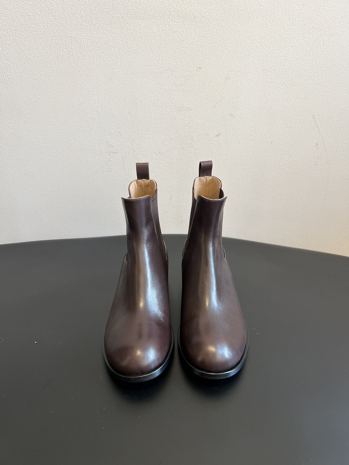 NO:546607,The ro* Chelsea leather short boots made in Guangdong adopt a classic Chelsea boot shape, with a laceless design, relying on the elastic cloth on both sides for easy putting on and taking off, and a pull-up strap at the heel, which is both practical and adds design details. Made of high-quality leather, the texture is delicate and shiny, and the workmanship is fine, showing a sense of high-end and durability.  The thick mid-heel design can moderately increase your height and add a sophisticated temperament while ensuring comfort. Pair it with straight jeans, dark brown boots with light blue denim, black boots with dark blue denim, and a simple sweater or sweatshirt, which is casual and fashionable. Imported lambskin upper, imported sheepskin lining, outsole, Italian genuine leather sole/layer leather heel   size35-40 (40 customization is not returnable), boots, boots, hoodie, sweatshirts, jeans, sweaters, sheepskin19860909莞产 The ro* 切尔西真皮短靴 采用经典切尔西靴型,无鞋带设计,依赖两侧弹性布面方便穿脱,鞋跟处有提拉带,既具实用性又增添设计细节.选用优质皮革制作,质感细腻且富有光泽,做工精细,展现出高级感与耐用性. 粗中跟设计,在保证舒适度的同时,能适度提升身高,增添干练气质.搭配直筒牛仔裤,深棕色靴子可配浅蓝牛仔,黑色靴子配深蓝牛仔,再搭一件简约毛衣或卫衣,随性又时尚. 鞋面进口小羊皮 内里进口羊皮 大底意大利真皮底/层皮跟 size35-40（40定制不退换）,靴子,boots,hoodie,sweatshirts,jeans,sweaters,sheepskin,Women's Shoes