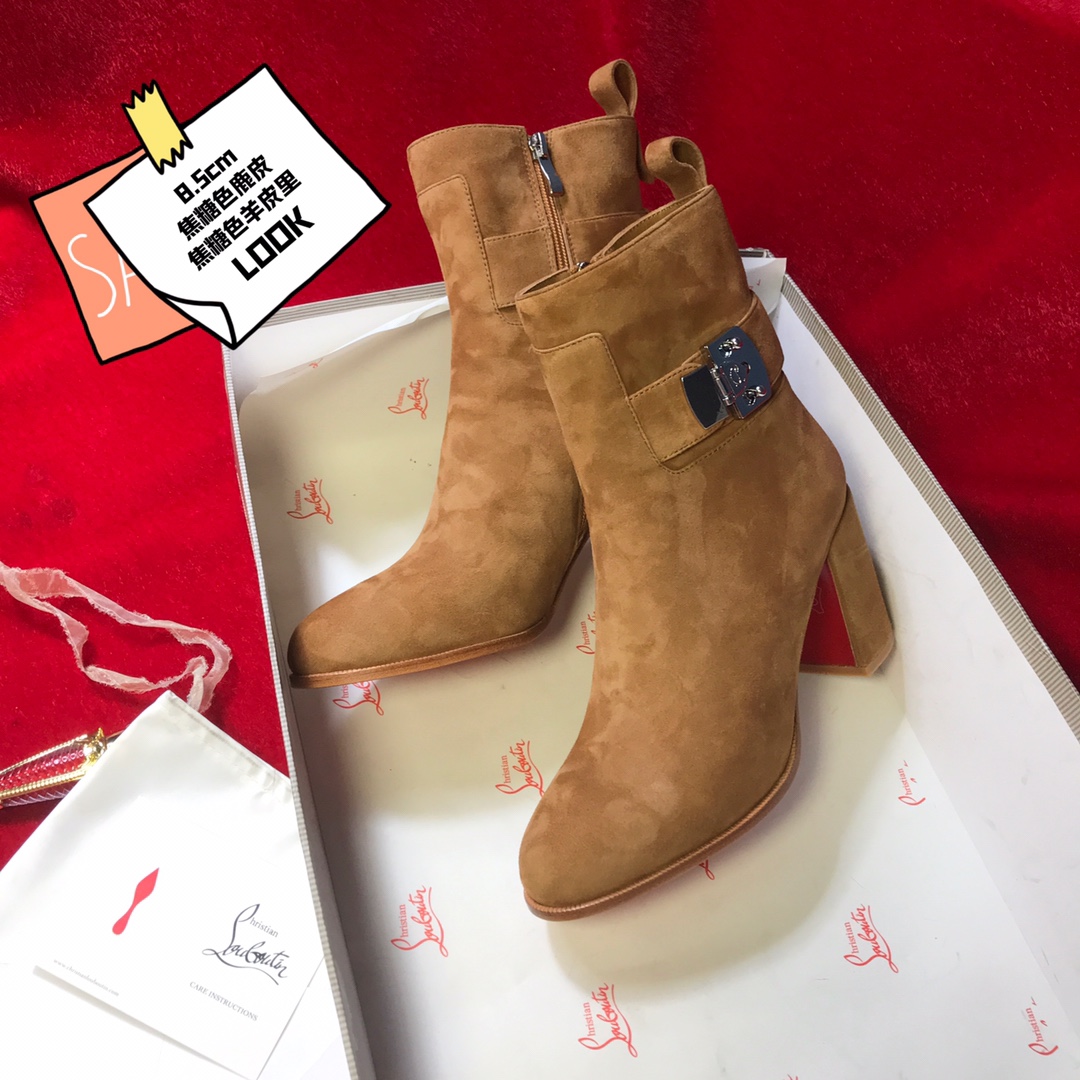 NO:541502,High-end customized autumn and winter boot series!  H8.5Cm, size 35-42. Genuine leather stretch strips, layered heel. 319-17. Banana sugar-colored deer skin, banana sugar-colored sheepskin. Private mold buckle. Official website synchronization. Standard European code. Reference:319-17 Color:brown/brown Material:veau velours Lining:sheep leather Heel height:8.5Cm Sole:leather sole Size:EUR 35-42 (US 4-11):,,christian louboutin,boots,sheepskin19860909高端订制 秋冬靴系列！ H8.5Cm,尺码35-42码.真皮延条大底,层皮跟.319－17.蕉糖色鹿皮,蕉糖色羊皮里.私模扣.官网同步. 标准欧码. Reference:319－17 Color:brown/brown Material:veau velours Lining:sheep leather Heel heigh:8.5Cm Sole:leather sole Size:EUR 35－42（US 4一11) :,,christian louboutin,boots,sheepskin,Women's Shoes