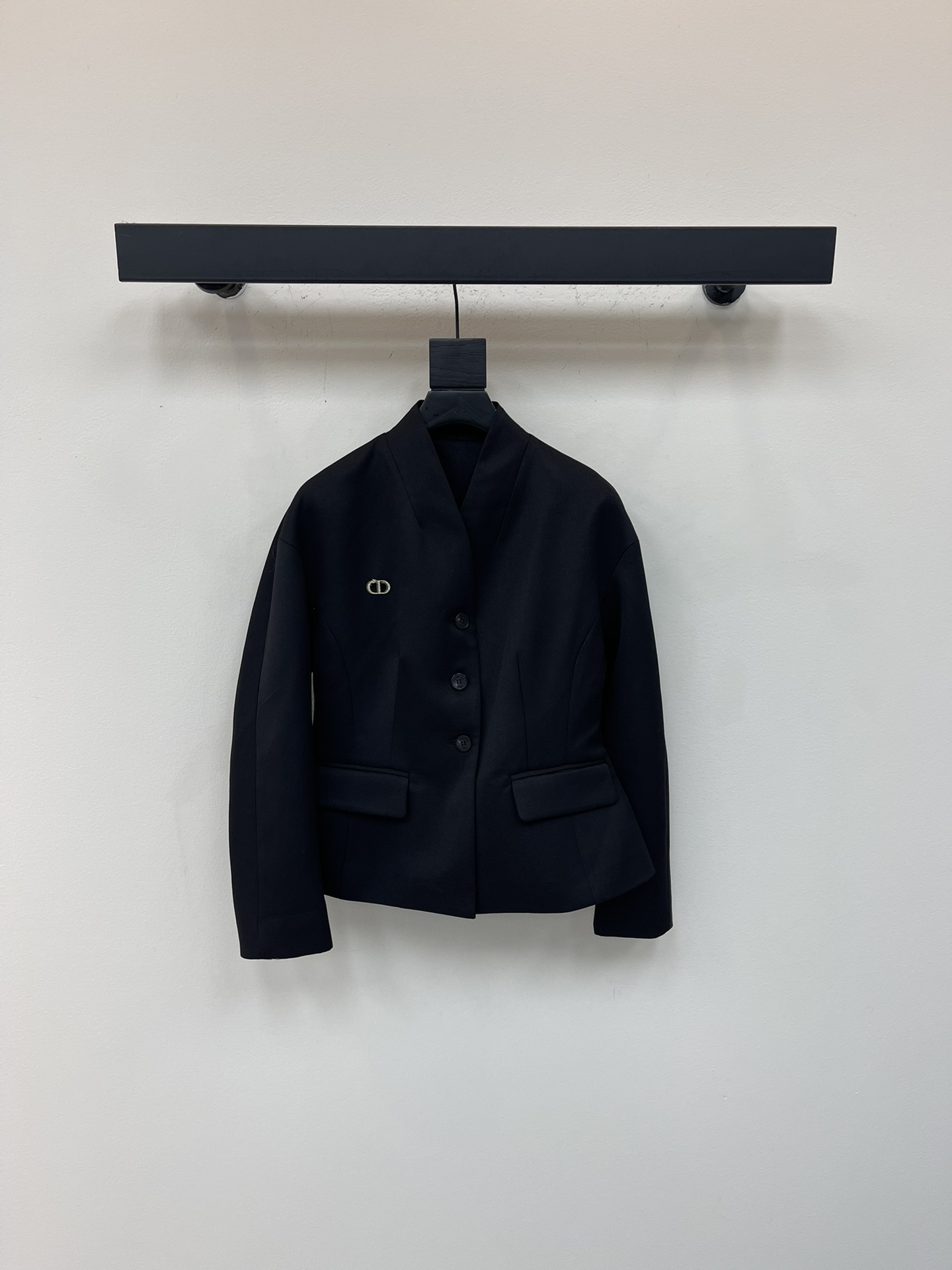 NO:548343,Dio*25 autumn and winter new product with brooch classic atmospheric V-neck suit jacket, cocoon-shaped rotator sleeve design atmospheric and elegant, three-button waist-closing tailoring simple and individual, custom wool-blend fabric with excellent texture, three-dimensional and stylish upper body simple and fashionable, full of temperament, daily commuting matching is very suitable for SML,,dior, jackets & coats,business suit,brooch,breastpin,alexander wang19860909Dio*25秋冬新品配胸针经典大气V领西装外套 茧形落肩袖设计大气优雅 三颗扣收腰剪裁简约又个性 定制羊毛混纺面料质感绝绝子 版型立体有型上身简约洋气 一整个气质感拉满 日常通勤搭配都很适合 SML,,dior,jackets & coats,business suit,brooch，breastpin,alexander wang,Women's clothing