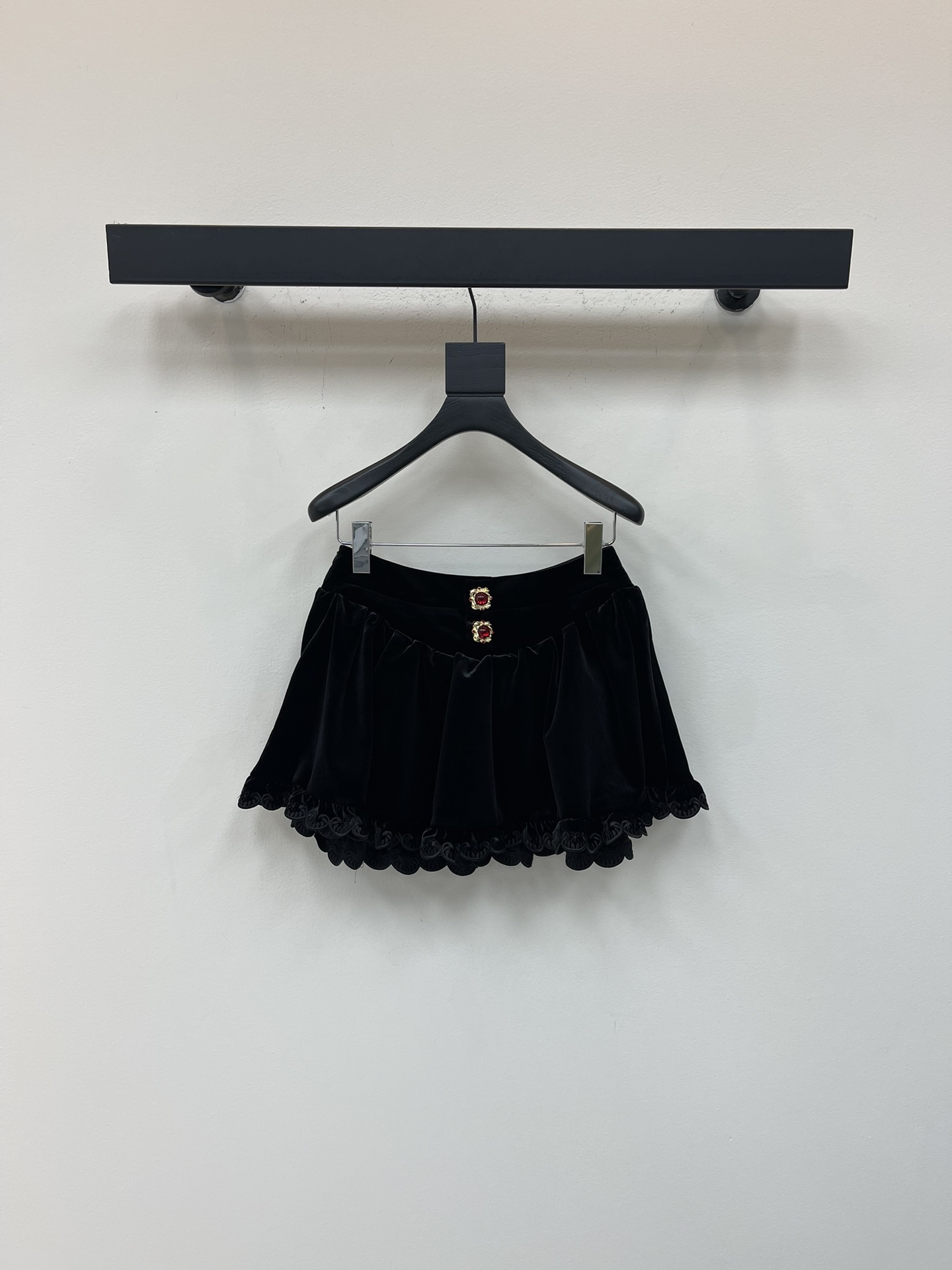 NO:548997,LeFam*25 early autumn new black velvet skirt, silky and soft material, delicate touch, and very comfortable to wear with close body!  A-line skirt + exquisite lace, full of retro court style. Red gem buttons embellish, full of details, and French elegant atmosphere directly grasps the body~ It is highly inclusive to the figure, modify the waistline, easily optimizes the proportions, and is very outstanding when paired with solid-color tops or court-style shirts. It can be easily controlled in daily or formal occasions, practical and fashionable!  SML, skirts, shirts, alexander wang19860909LeFam*25早秋新款黑色丝绒短裙,丝滑柔软材质,触感细腻,贴身穿超舒服！A字裙摆＋精致花边,复古宫廷风满满.红色宝石纽扣点缀,细节感拉满,法式优雅氛围感直接拿捏～对身材包容性强,修饰腰线,轻松优化比例,搭配纯色上衣或宫廷风衬衫都很出彩,日常或正式场合都能轻松驾驭,实用又时髦！SML,,skirts,shirts,alexander wang,Women's clothing