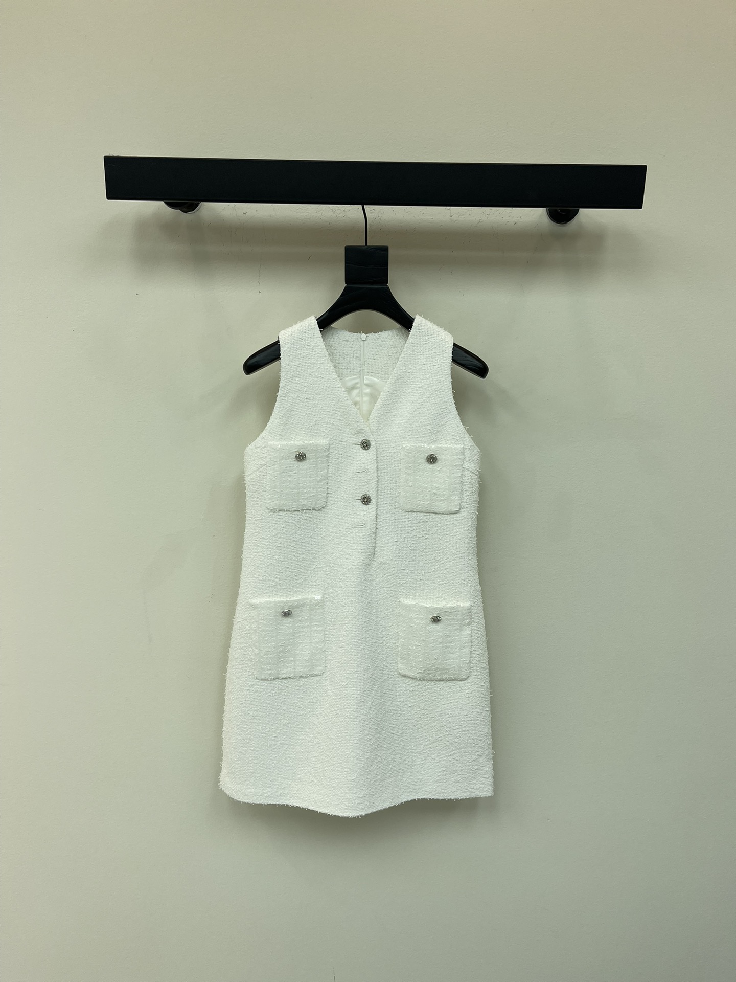 NO:548354,Chane* new autumn and winter products, small fragrance style white woven tweed sleeveless dress, beautiful high-end colored yarn woven fabric, super beautiful, three-dimensional texture, full of exquisiteness, the upper body has a noble temperament, customized buckle 3D three-dimensional cut style, huge slim, high-quality, French celebrity style, elegant and high-end, a must-have for wealthy families, SML, chanel, skirts, alexander wang19860909Chane*秋冬新品小香风白色编织粗纺花呢无袖连衣裙 绝美高级彩纱编织面料实物超美 立体肌理感精致感满满 上身自带一种高贵气质 定制扣3D立体剪裁版型巨显瘦 实穿度高颜值也更高 法式名媛风优雅又高级 富家千金必备 SML,,chanel,skirts,alexander wang,Women's clothing