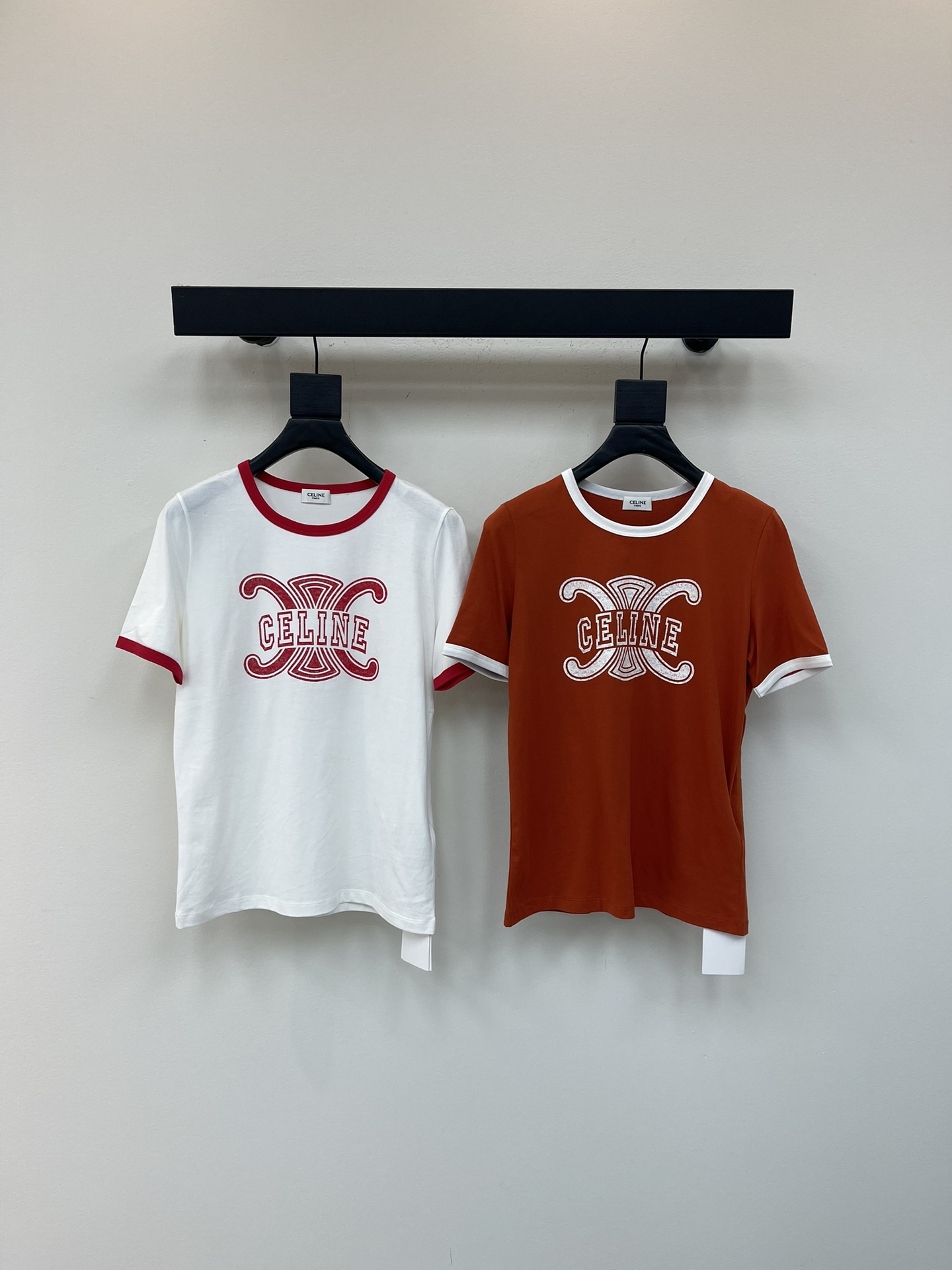 NO:546875,Celin*25 new model is available. Early autumn series LOGO printed color-blocked pure cotton round neck short-sleeved T-shirt. Selected skin-friendly pure cotton fabric. The brand’s iconic double C interwoven elements. American retro college style. Short style is neat and waist-lined. Suitable for high-waist denim. Skirts and other diverse bottoms. Salt and sweet to create a variety of early autumn styles. SML, celine, skirts, T-shirt, tees, t-shirt, alexander wang19860909Celin*25新款上新 早秋系列LOGO印花拼色纯棉圆领短袖T恤 精选亲肤纯棉面料 以品牌标志性的双C交织元素 美式复古学院风 短款版型利落显腰线 适配高腰牛仔 半身裙等多元下装 可盐可甜塑造风格百变的早秋造型 SML,,celine,skirts,T-shirt,tees，t-shirt,alexander wang,Women's clothing