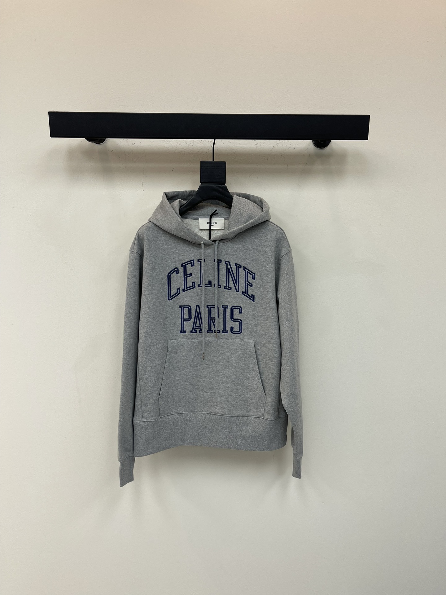 NO:546837,Celin*25 early autumn new hooded letter sweatshirt. Customized YB native cotton material, soft and skin-friendly, not easy to deform and pill after washing, full texture, long-shoulder hooded long-sleeved sweatshirt cut, fashionable and casual, with arched letter logo on the chest, instantly improved brand style, loose style combined with the details of the large pocket, add vitality and styling, making the casual matching simple and high-end, autumn and winter items are indispensable, daily casual outfit guide, relaxed and fashionable. SML, celine, hoodie, sweatshirts, hats, alexander wang19860909Celin*25早秋新款连帽字母卫衣.定制YB原生全棉材质,柔软亲肤,久洗不易变形起球,质感十足,落肩连帽长袖卫衣裁剪,时髦休闲,胸前饰以拱形字母徽标,品牌格调瞬间提升,宽松版型结合大插兜细节,增添活力气息和造型感,让休闲搭配简约高级,秋冬单品必不可少,日常休闲穿搭指南 松弛时髦.SML,,celine,hoodie,sweatshirts,hats,alexander wang,Women's clothing