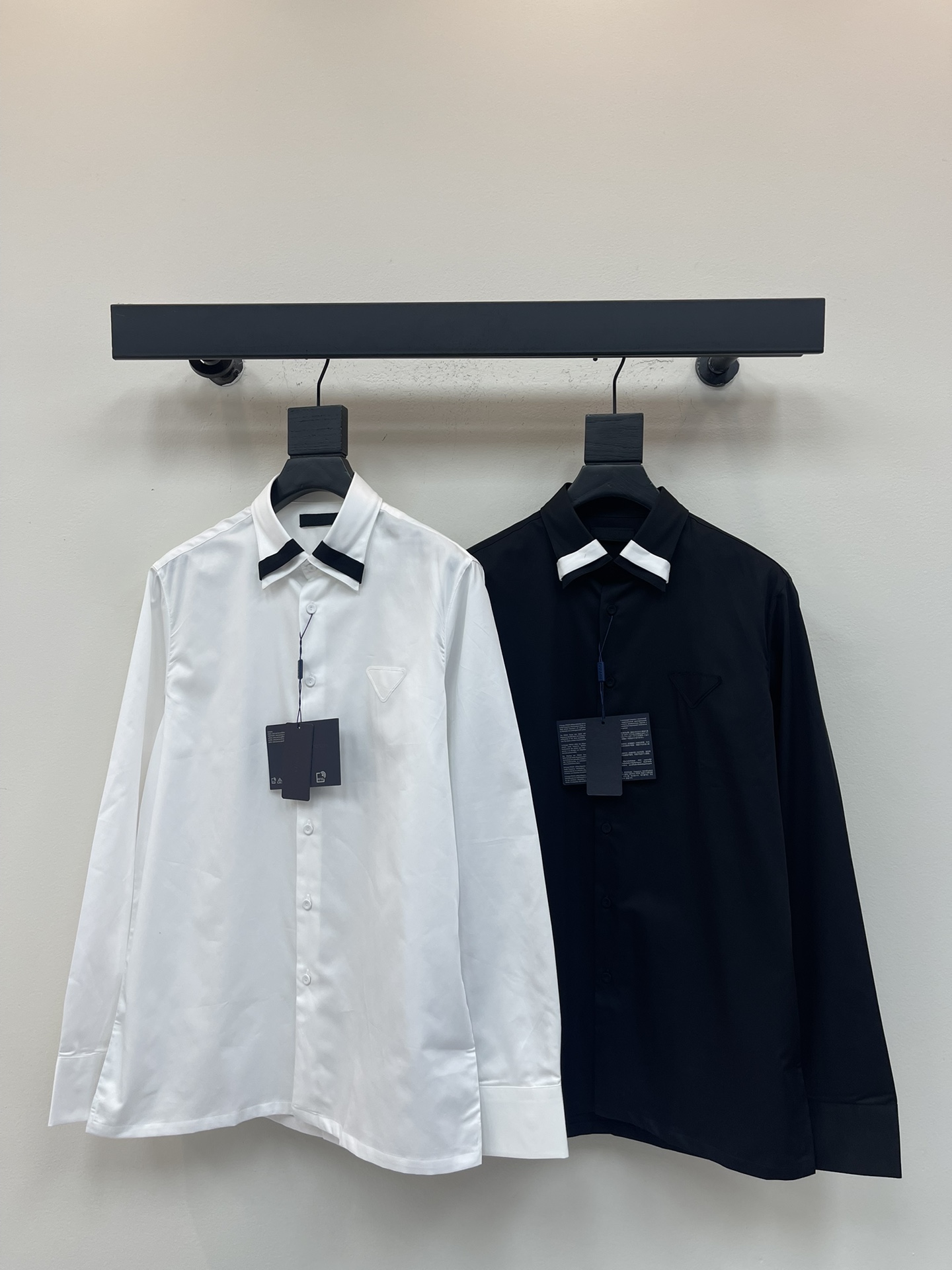 NO:548375,Prad*25 early autumn new triangle patch decorative collar long-sleeved shirt, simple and detailed, with a black and white contrasting collar embellishment that is recognizable!  High-quality cotton material, soft and breathable, comfortable and high-end to wear. The craftsmanship is exquisite, suitable for business commuting or daily outfits, and meets different body needs. It is outstanding in pairs with suits or casual pants, and can be easily controlled in workplaces or fashion occasions. The same style for men and women!  S-XXL, prada,shirts,business suit,alexander wang19860909Prad*25早秋新款三角贴布装饰领长袖衬衫,简约又有细节感,黑白撞色领口点缀超有辨识度！高品质棉料,柔软透气,穿着舒适又高级.工艺精致,适合商务通勤或日常穿搭,满足不同身材需求.搭配西装或休闲裤都很出彩,职场or时尚场合都能轻松驾驭.男女同款！S-XXL,,prada,shirts,business suit,alexander wang,Women's clothing