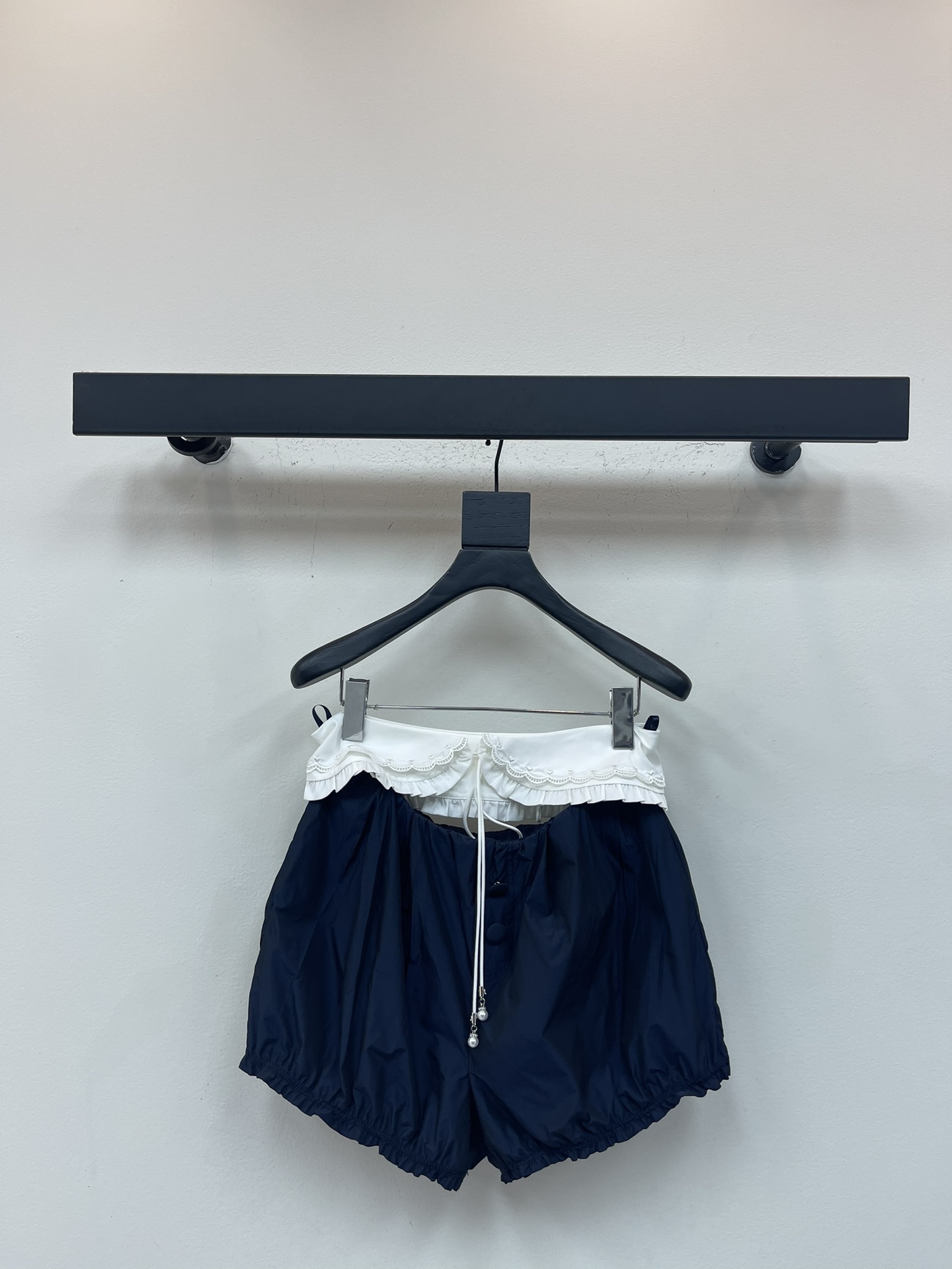 NO:548360,Le Fam*25 new navy blue flower bud shorts, the sports fabric is waterproof, breathable and wrinkle-resistant, and it is OK for daily wear or light exercise!  Flower bud design + white lace splicing, full details, drawstring belt adjustable, super fun with small bells~ the pants are loose, super friendly to pear-shaped body, modifying leg lines, comfortable and fashionable. Early autumn sports and casual style, casually match sweatshirts or sports jackets, easy to get sweet and cool style!  SML, hoodie, sweatshirts, shorts, jackets & coats, alexander wang19860909Le Fam*25新款藏蓝色花苞短裤,运动面料防水透气又抗皱,日常穿搭或轻运动都很OK！花苞设计＋白色蕾丝拼接,细节满分,抽绳腰带可调节,搭配小铃铛超有趣～裤型宽松,对梨形身材超友好,修饰腿部线条,舒适又时髦.早秋运动休闲风,随手搭卫衣或运动外套,轻松get甜酷造型！SML,,hoodie,sweatshirts,shorts,jackets & coats,alexander wang,Women's clothing