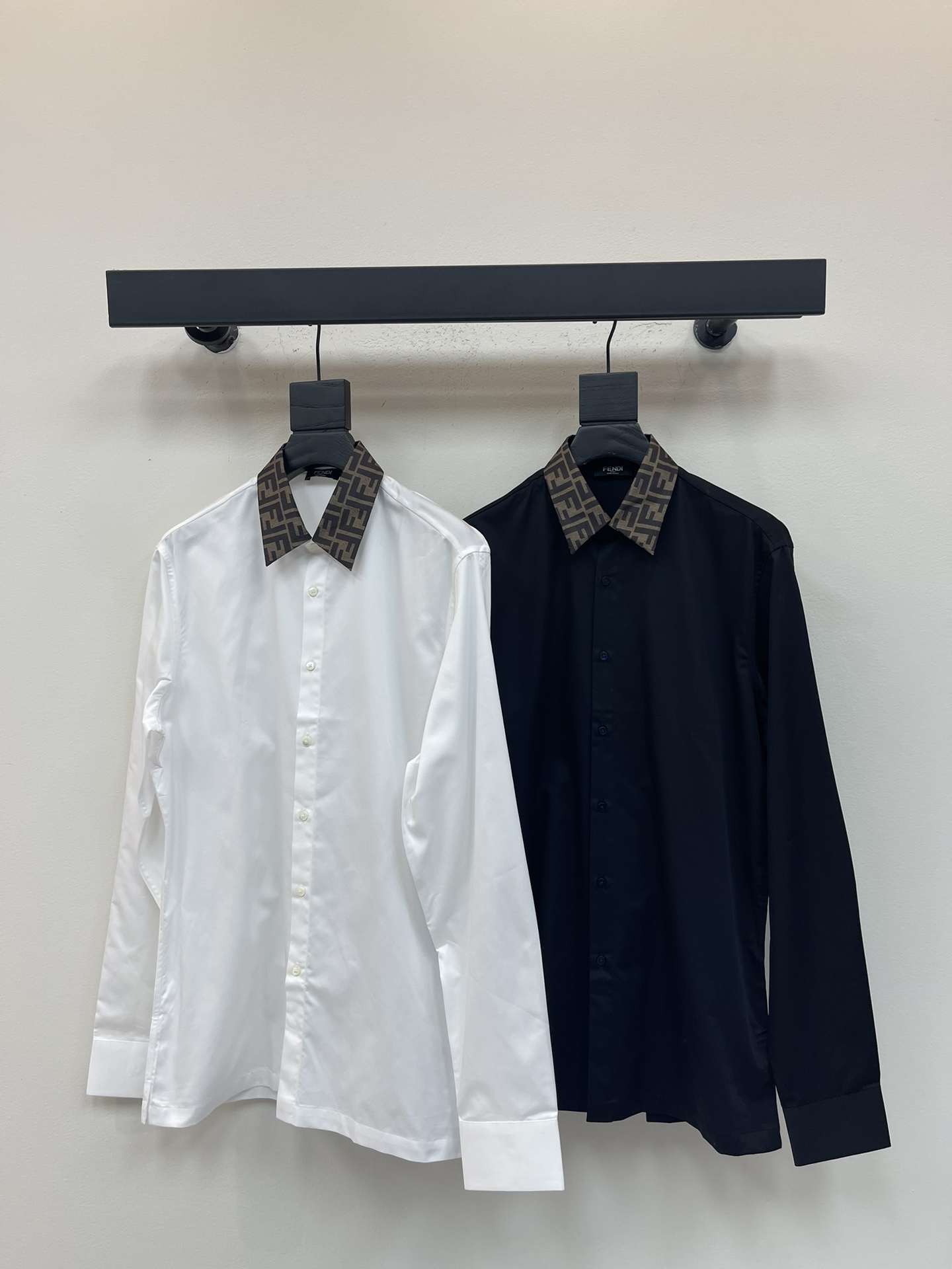 NO:548370,Fend*25 early autumn new old-fashioned long-sleeved shirt. Classic old-fashioned collar design, full of brand sense!  Pure cotton material, soft and comfortable, with a slim tailoring that makes you look capable and elegant. The presbyop collar is exquisite in details, fashionable and practical, and can be easily controlled in commuting or business occasions. It is suitable for all body types, and it is very outstanding when paired with suits or casual pants, which easily enhances the overall look. The same style for men and women!  S-XXL, fendi,shirts,business suit,alexander wang19860909Fend*25早秋新款老花领长袖衬衫.经典老花领设计,品牌感满满！纯棉材质,柔软舒适,修身剪裁超显干练气质.老花领细节精致,时尚又实用,通勤或商务场合都能轻松驾驭.适合各种体型,搭配西装或休闲裤都很出彩,轻松提升整体造型感.男女同款！S-XXL,,fendi,shirts,business suit,alexander wang,Women's clothing