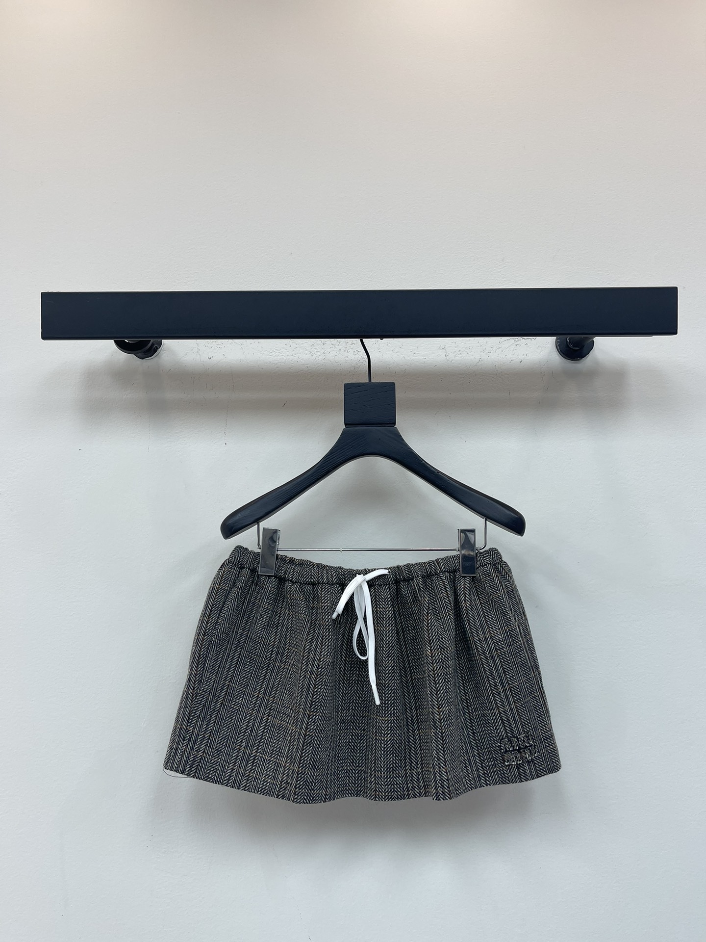 NO:547590,*25 new plaid fluffy skirt with autumn and winter. Elastic waist drawstring plaid fluffy skirt with broad A-line short skirt. This length of short skirt makes the legs look thin and long. The middle drawstring can adjust the tightness. The autumn and winter style has thickness. SML, skirts, alexander wang19860909*25秋冬新款格纹蓬蓬裙.松紧腰抽绳格纹蓬蓬裙阔版A字版型短款半裙,这个长度的短裙显腿细显腿长,中间抽绳可调节松紧度,秋冬款有厚度.SML,,skirts,alexander wang,Women's clothing