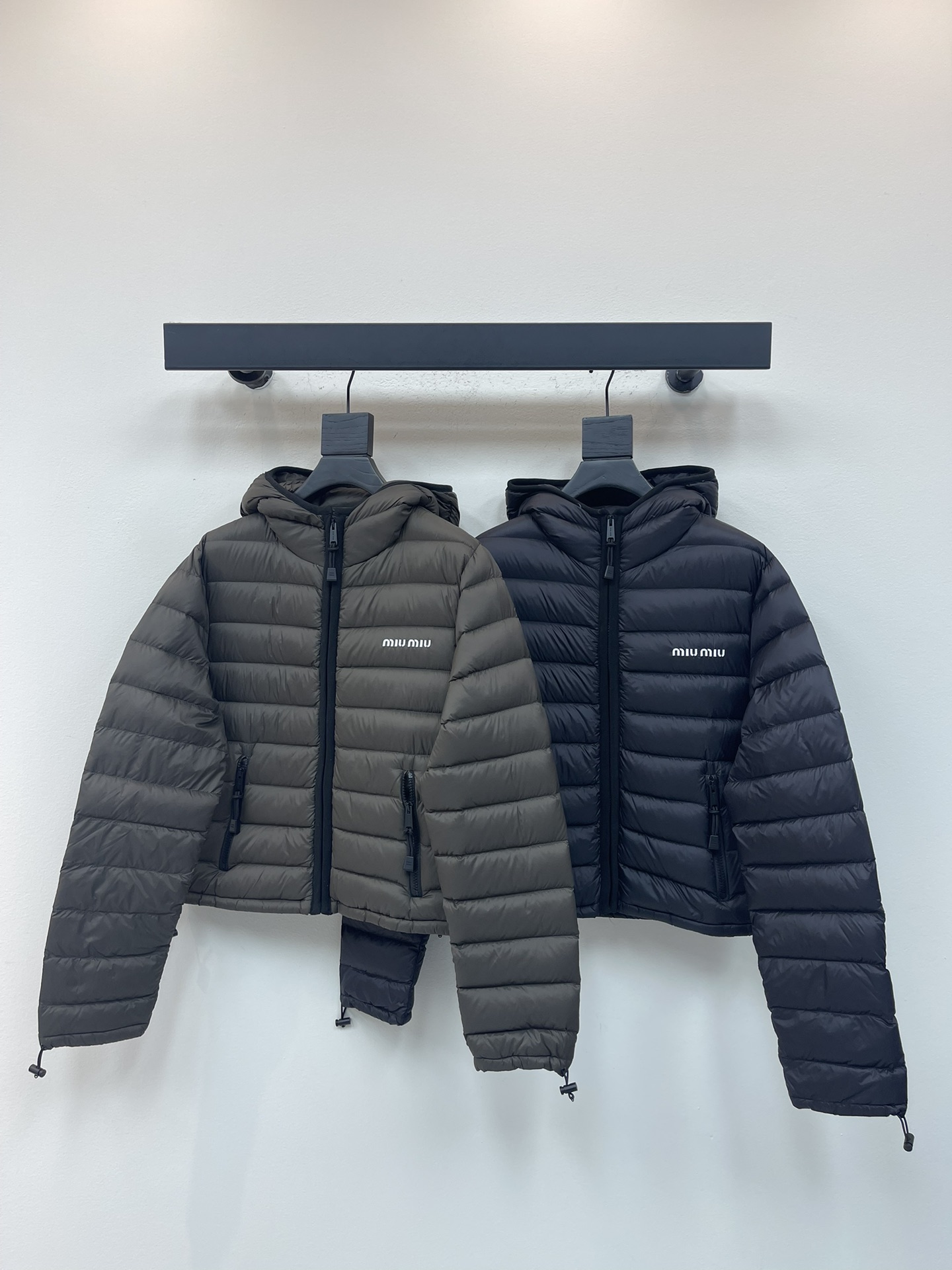 NO:548371,With dust bag Miumi*25 autumn and winter new hooded down jacket, customized YB windproof and waterproof nylon material, 90 white goose down filling inner lining, the whole piece is light and warm, hooded down jacket, Michelin slender rectangular embossed elements throughout, the letter logo on the chest exudes personality, the chest zipper pocket dark edge outlines, and the collision with the big body shows the fashion charm. It comes with drawstring adjustable zipper pocket, double protection for concealment, realizes practicality of dressing, and is fashionable and stylish at will. The loose silhouette is cool and handsome. SML,,miumiu, jackets & coats, down jacket, hats, alexander wang19860909配防尘袋Miumi*25秋冬新款连帽羽绒服 定制YB防风防水尼龙材质,90白鹅绒填充内里,整件轻盈保暖,连帽羽绒外套,通体米其林细长方形压纹元素,胸口字母徽标张扬个性,胸口拉链口袋深色包边勾勒,与大身碰撞尽显时尚魅力.自带有抽绳调节拉链口袋,双重保障隐蔽性,实现穿衣实用性,随意搭配都时尚有型.宽松廓形上身飒爽帅气. SML,,miumiu,jackets & coats,down jacket,hats,alexander wang,Women's clothing