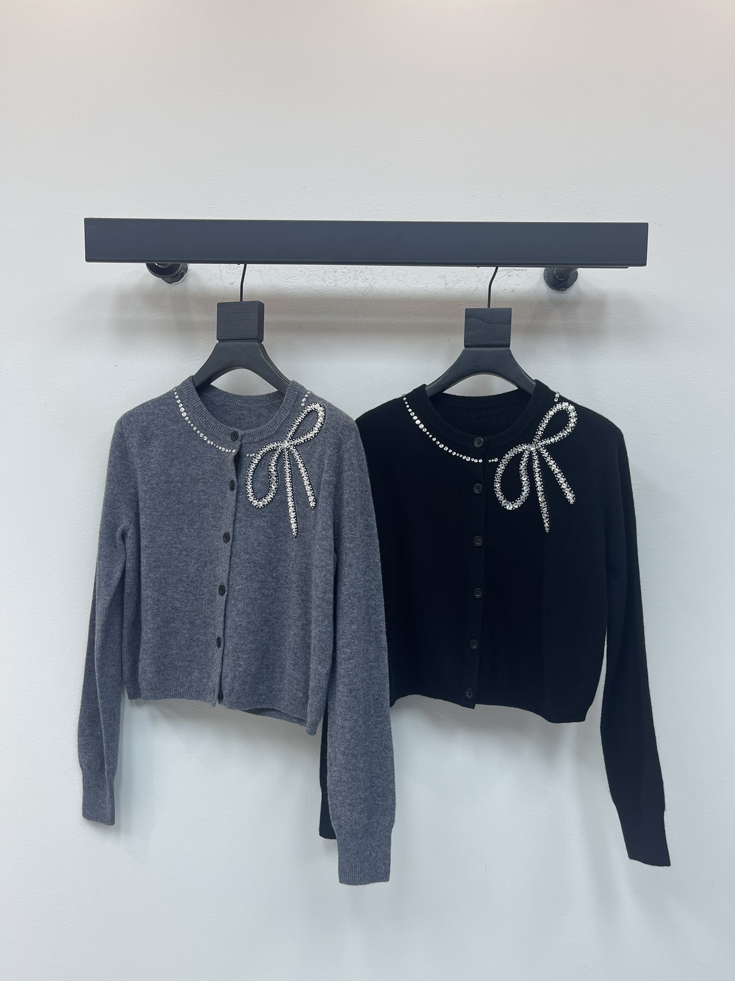 NO:548366,Valentin*25 early autumn new heavy industry bow round neck knit cardigan, exquisite handmade nail drill bow design, round neck cardigan style wool blend fabric, soft and comfortable knitting process exquisite slim fit and slim style, single-wear layered SML, valentino, alexander wang19860909Valentin*25早秋新款重工蝴蝶结圆领针织开衫,精致手工钉钻蝴蝶结设计,圆领开衫款式 羊毛混纺面料,柔软舒适 针织工艺精湛 修身显瘦版型 单穿叠穿都SML,,valentino,alexander wang,Women's clothing