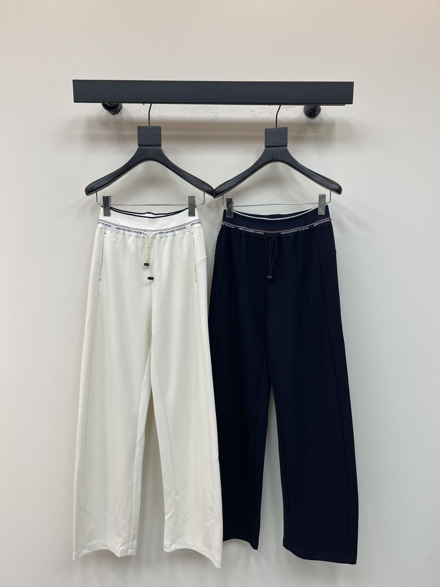 NO:546873,Alexander wan*25 early autumn new drawstring webbing wide-leg trousers. Customized YB imported nylon material, soft and comfortable fabric, smooth and stylish, high-waist drawstring wide-leg trousers style, using close-fitting elastic webbing to decorate the waist, creating a casual effect, the style is relaxed and fashionable, the signature letter logo brand style is instantly improved at the waist, easy to control, the trousers legs are outlined in the center with three-dimensional edges, and matched with wide-leg scimitar pants, which inclusively modify the leg shape, highlight the style, and wear a full high-story fashionable style, a pair of versatile trousers in all seasons, and daily vacation dates. SML,,alexander wang19860909Alexander wan*25早秋新款抽绳织带阔腿长裤.定制YB进口锦纶材质,面料柔挺舒适,垂顺有型,高腰抽绳阔腿长裤版型,利用贴身弹力松紧织带装点腰身处,打造出休闲的效果,风格松弛洋气,裤腰处标志性字母徽标品牌格调瞬间提升,轻松驾驭,裤腿居中立体边勾勒轮廓,搭配阔腿弯刀裤处理,包容修饰腿型,彰显格调,穿出满满的高街时髦风格,一条四季百搭长裤,度假约会日常.SML,,alexander wang,Women's clothing