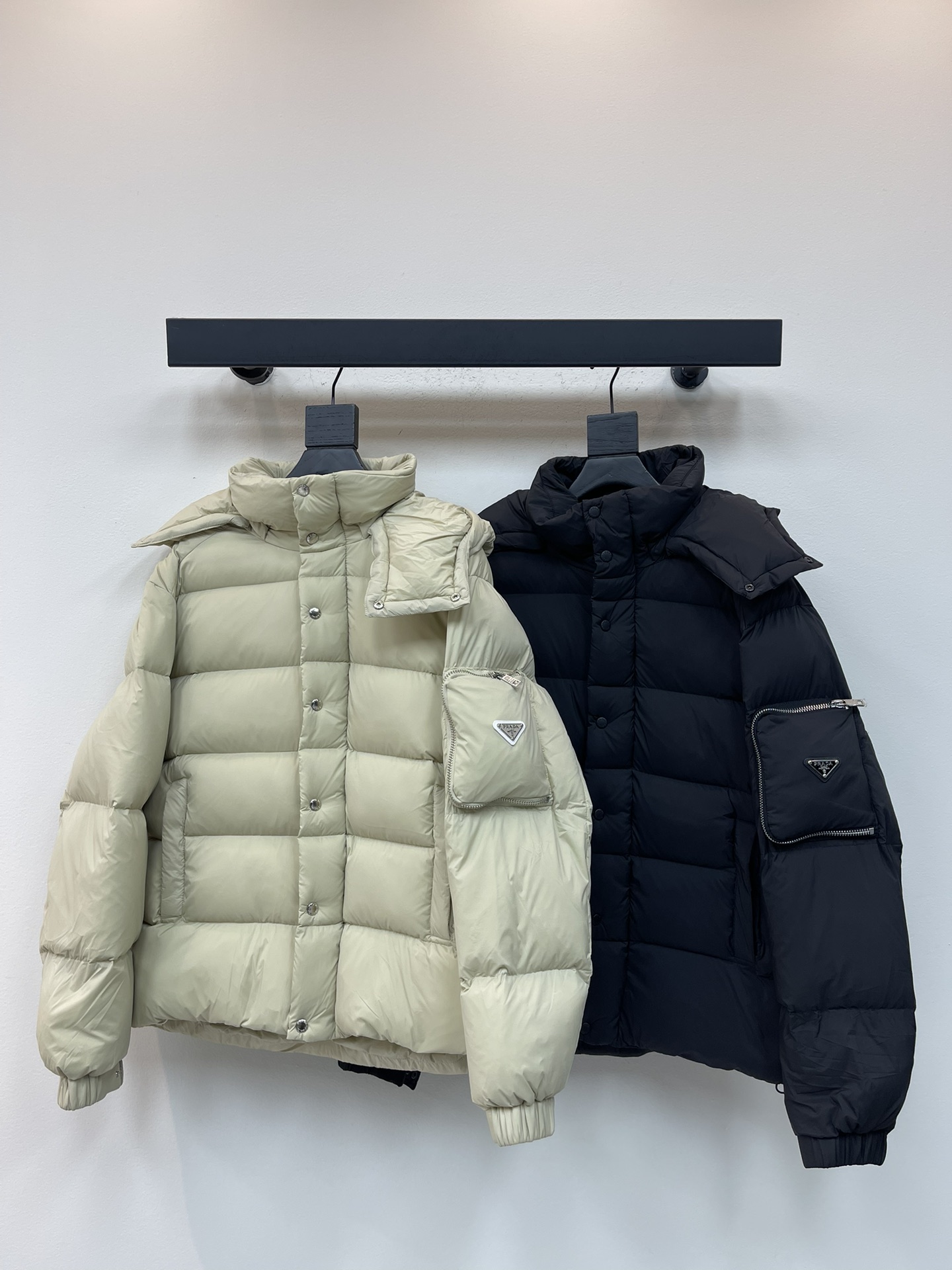 NO:548364,Comes with dust bag Prad* new heavy duty hooded down jacket for autumn and winter!  It is full of fluffy feeling and is a cold-proof weapon. It is designed with heavy craftsmanship. The parts that serve as frame support are covered with hand-made rubber strips and waterproof coating. It is based on the silhouette of an outdoor jacket and incorporates fashion design elements. It is a practical model for high-street wear. It is high in weight and thick, and has excellent quick-heating and heat-gathering effects. The upper body is super stylish and handsome, and it is the same style for men and women!  Size M-3XL,,prada,down jacket,hats,alexander wang19860909配防尘袋Prad*秋冬新款重工连帽羽绒服！蓬松感十足 御寒神器 重工艺设计,内里作为骨架支持的部位都遍布手工压胶条,防水涂层,以户外冲锋衣的廓形为基调,融入了时装的设计元素,高街实穿款.高克重厚实,速热以及聚温保暖效果极好.上身超级有型的帅气,男女同款！ 尺码M-3XL,,prada,down jacket,hats,alexander wang,Women's clothing