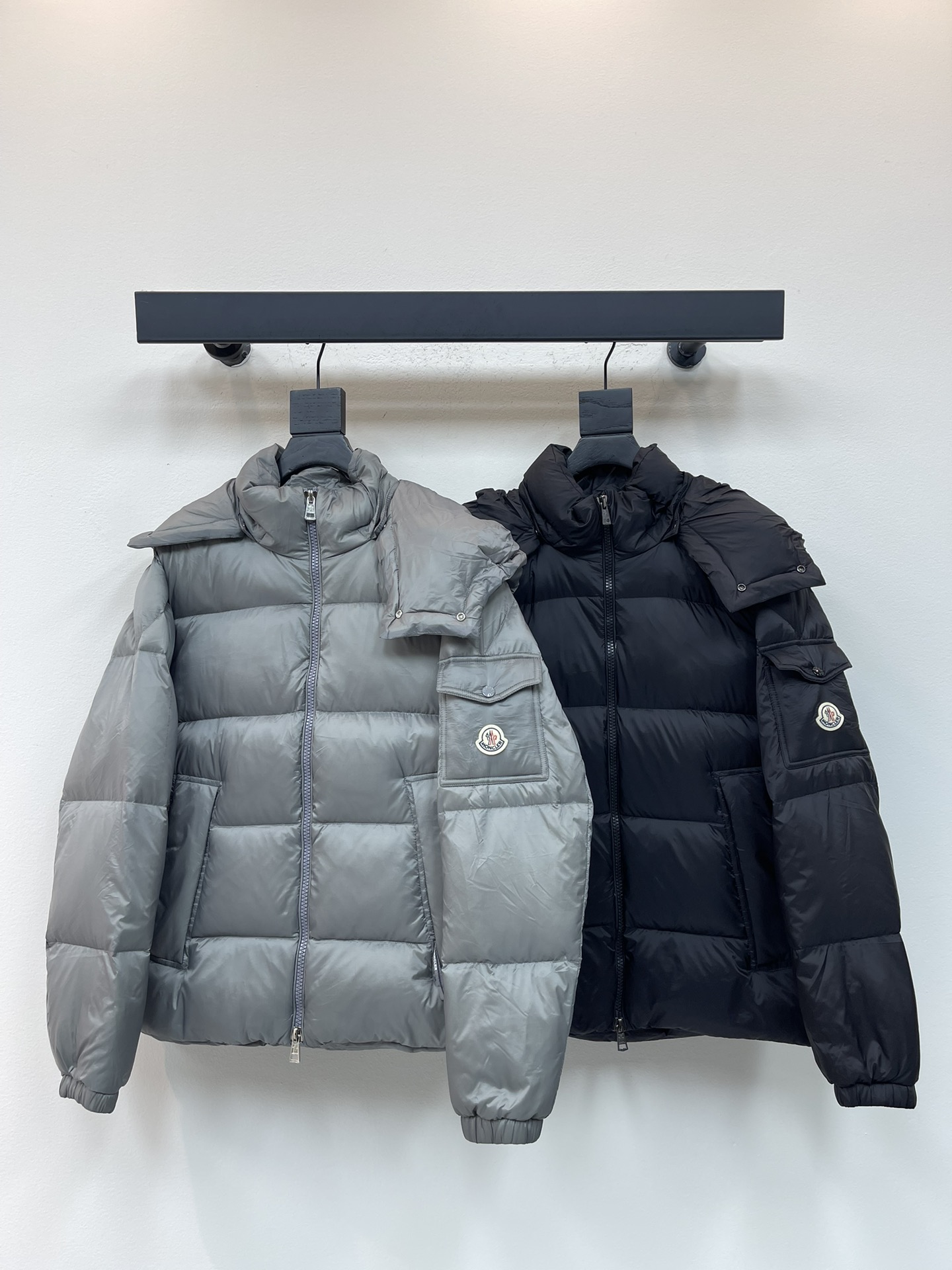 NO:548352,With dust bag Moncle* cover Couyere 25 autumn and winter latest Mayan couple down jacket~ Made of iconic lon laqué fabric, presenting a gorgeous luster effect. The design of the classic Mayan style is retained, and the design inspiration of the large pockets on both sides has a unique tone, highlighting the essence of the brand. The upper body is not picky, the style is perfect, and it is equipped with a removable hood to easily adapt to changing weather. The original customized hardware and accessories are complete with three standards!  The same style for men and women!  Color black grey Size M-3XL, Moncler, down jacket,hats,alexander wang19860909配防尘袋Moncle*蒙口 Couyere 25秋冬最新玛雅情侣款羽绒服～采用标志性的lon laqué面料制成,呈现华美的光泽效果.保留经典玛雅款式的设计,两侧大口袋的设计灵感有独特的调性,彰显品牌精髓,上身不挑人,版型完美,配有可拆卸兜帽,轻松适应多变天气.原版定制五金辅料,三标齐全！男女同款！ 颜色黑色 灰色 尺码M-3XL,,Moncler,down jacket,hats,alexander wang,Women's clothing