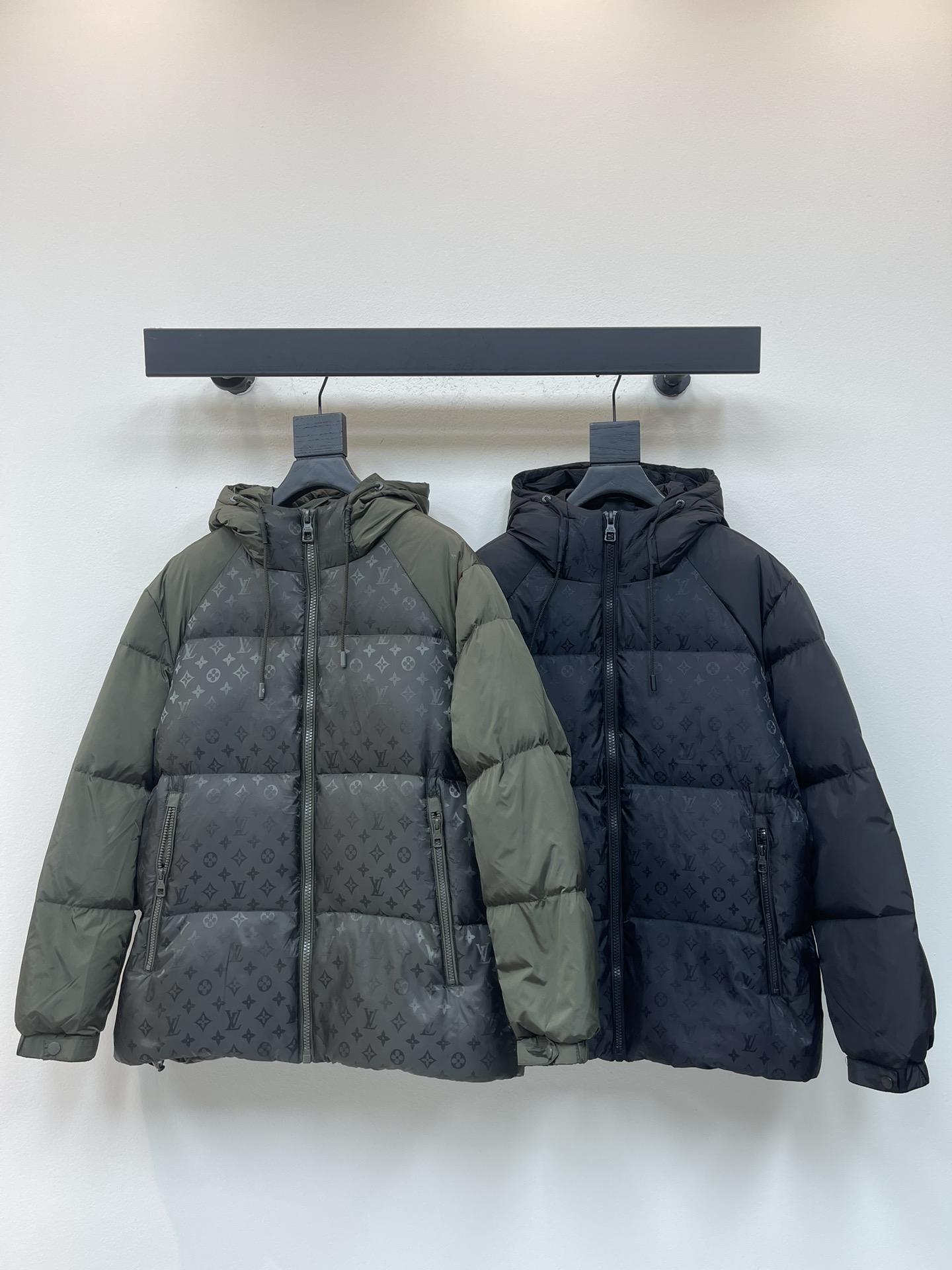 NO:548347,With dust bag Louis Vuitto*Donkey Home Autumn and Winter New Fashionable Hooded Presbyterian Printed Down Jacket!  Light luxury fashionable and casual style, lightweight, warm and soft!  The low-key series is fashionable and versatile, and it is stylish!  Very cool, light and flowing hooded down jacket~ More charming logo badge; small hooded design, functional slanted pockets on both sides, easily showing brand recognition and super specifications, the upper body is absolutely eye-catching!  !  !  The whole body is full of horizontal quilting and full of velvet, full of fluffy, fashionable and not bloated, interpreting the series' simple aesthetic style, the upper body effect is light and warm, and the cold effect is full of cold resistance!! A high-street luxury item with a synchronized appearance and performance is absolutely super heavy!  The same style for men and women!  Color black green code number M-3XL, louis vuitton,louis vuitton,louis vuitton,louis vuitton,down jacket,hats,alexander wang19860909配防尘袋Louis Vuitto*驴家秋冬新款时尚连帽老花满纹印花羽绒服！轻奢时尚休闲风格,轻盈保暖柔软！低调系列时尚百搭,就是有型！非常酷炫轻盈飘逸的连帽羽绒服～ 更具魅力感Logo徽章；小连帽设计,两侧功能性斜插的口袋,轻松的彰显品牌辨识度跟超强规格性能,上身绝对超级惹眼！！！整满身横线绗缝充绒饱满,蓬松感十足,时尚不臃肿,演绎系列的简约美学风格,上身效果轻盈保暖,御寒效果满分! !一款颜值跟性能同步在线的高街奢物,绝对炸街的超级重磅！男女同款！ 颜色黑色 绿色 码数M-3XL,,louis vuitton,louis vuitton,louis vuitton,down jacket,hats,alexander wang,Women's clothing