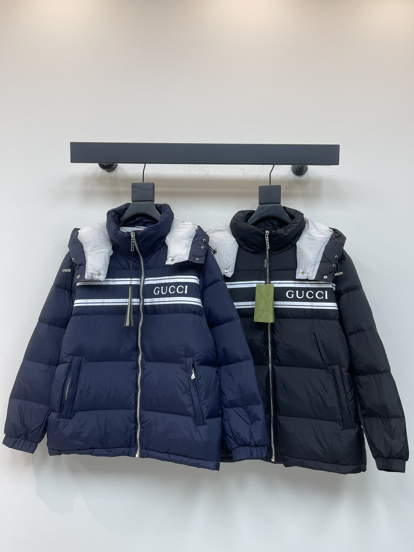 NO:548358,Gucc* autumn and winter new couple hooded down jacket, original custom hardware accessories are imported with high quality, streamlined straight-tube tailoring design, fluffy and full of feathers, super heavy fabric craftsmanship perfect, warm and comfortable and not bloated, bread suit style formed by large squares, each square is evenly distributed to the same style for men and women. Size M-3XL, gucci, down jacket, hats, alexander wang19860909配防尘袋Gucc*秋冬新款情侣款连帽羽绒服,原版订制五金配件全进口高品质,流线型直筒剪裁设计,充羽量蓬松饱满 超级重面料做工杠杠的版型完美 保暖舒适且不臃肿,大方块而形成的面包服版型,每块方格都是均匀的分配男女同款 尺码M-3XL,,gucci,down jacket,hats,alexander wang,Women's clothing