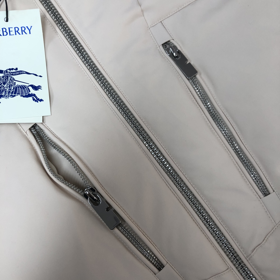 🆕BUR*BERRY 巴宝莉 25秋冬最新款连帽羽绒服外套 （帽子不🉑拆卸）版型剪裁完美穿着舒适有型，整