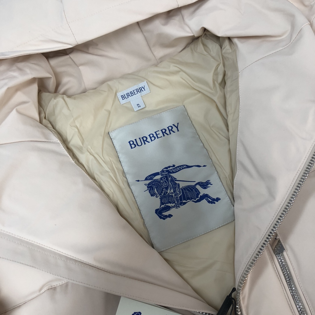 🆕BUR*BERRY 巴宝莉 25秋冬最新款连帽羽绒服外套 （帽子不🉑拆卸）版型剪裁完美穿着舒适有型，整