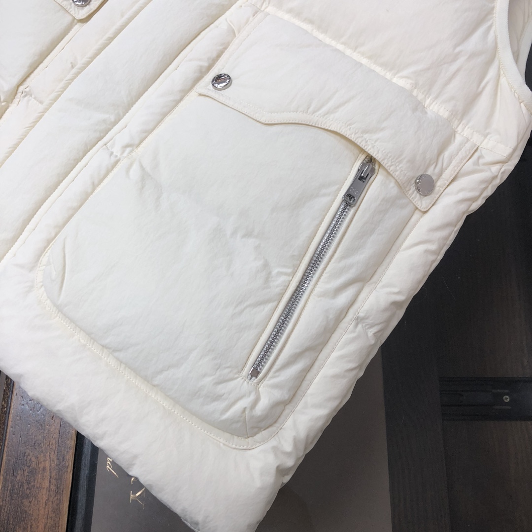 🆕PRA*DA 普拉达 25秋冬最新款立领羽绒马甲背心～版型剪裁完美穿着舒适有型，整体视觉感超强，上身效