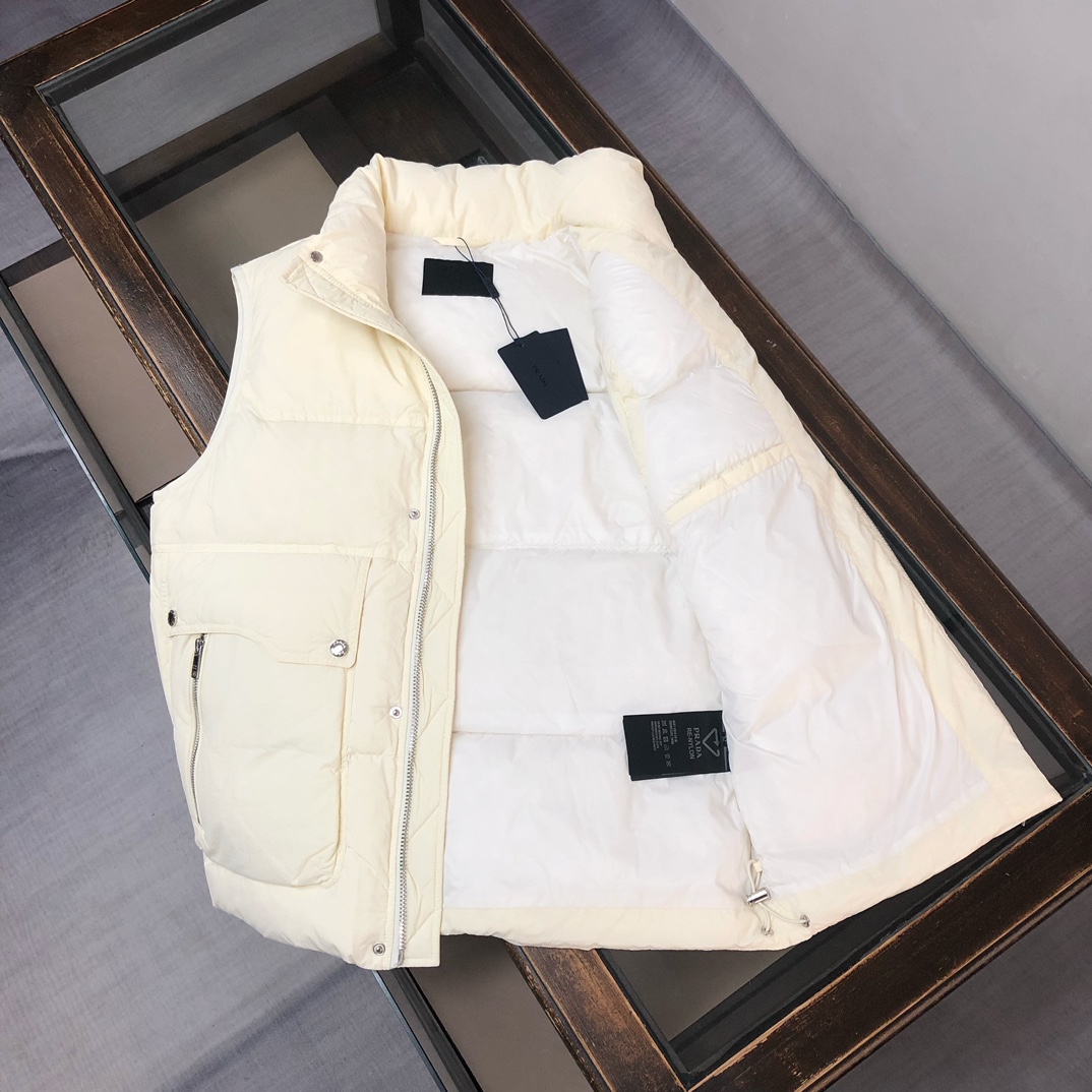 🆕PRA*DA 普拉达 25秋冬最新款立领羽绒马甲背心～版型剪裁完美穿着舒适有型，整体视觉感超强，上身效