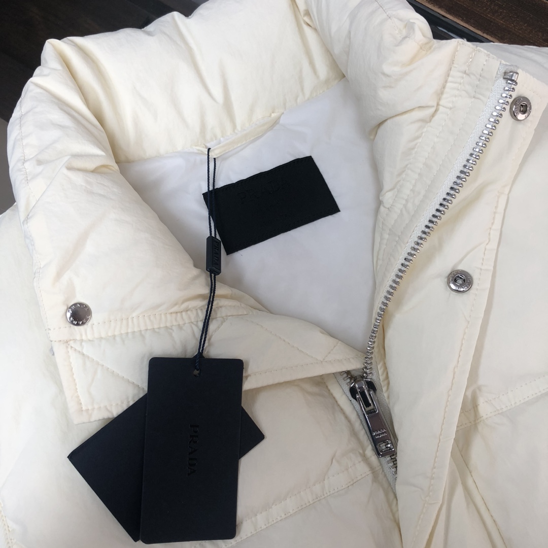 🆕PRA*DA 普拉达 25秋冬最新款立领羽绒马甲背心～版型剪裁完美穿着舒适有型，整体视觉感超强，上身效