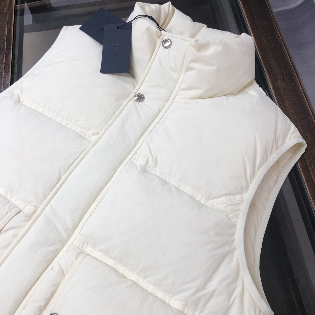 🆕PRA*DA 普拉达 25秋冬最新款立领羽绒马甲背心～版型剪裁完美穿着舒适有型，整体视觉感超强，上身效