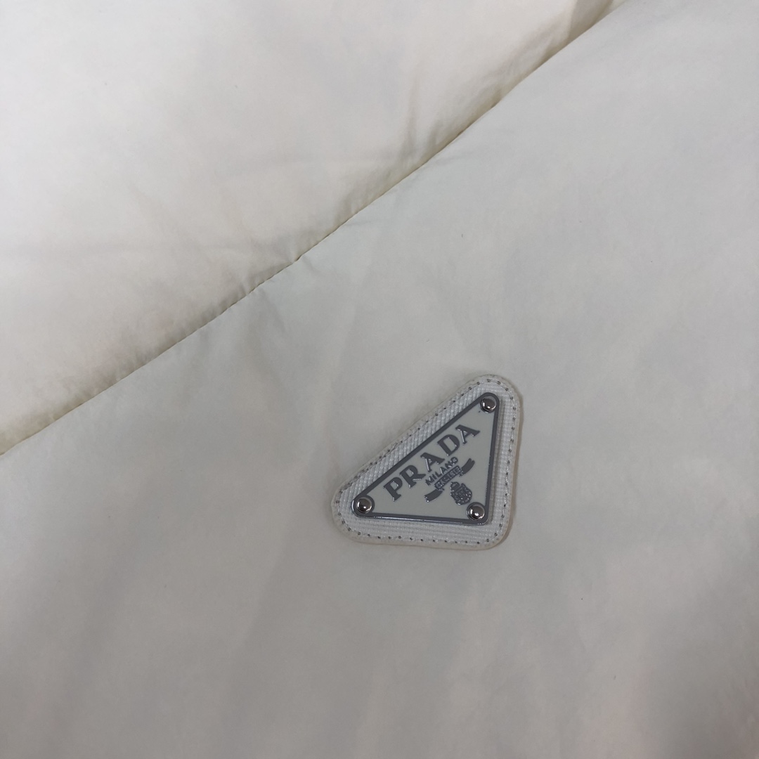 🆕PRA*DA 普拉达 25秋冬最新款立领羽绒马甲背心～版型剪裁完美穿着舒适有型，整体视觉感超强，上身效