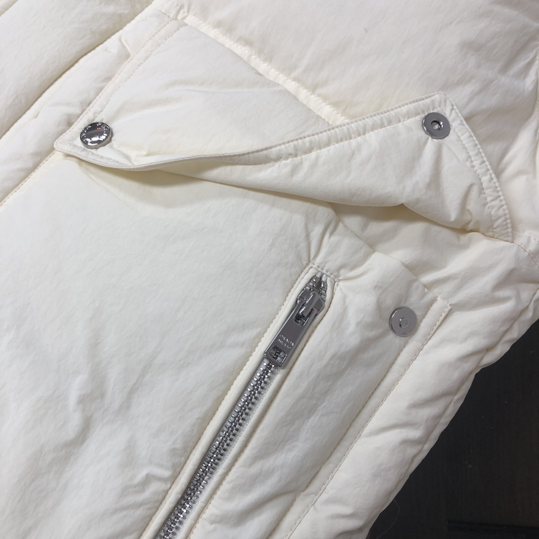 🆕PRA*DA 普拉达 25秋冬最新款立领羽绒马甲背心～版型剪裁完美穿着舒适有型，整体视觉感超强，上身效