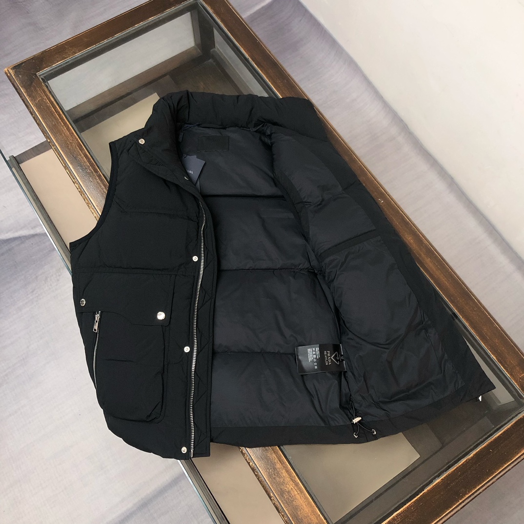 🆕PRA*DA 普拉达 25秋冬最新款立领羽绒马甲背心～版型剪裁完美穿着舒适有型，整体视觉感超强，上身效