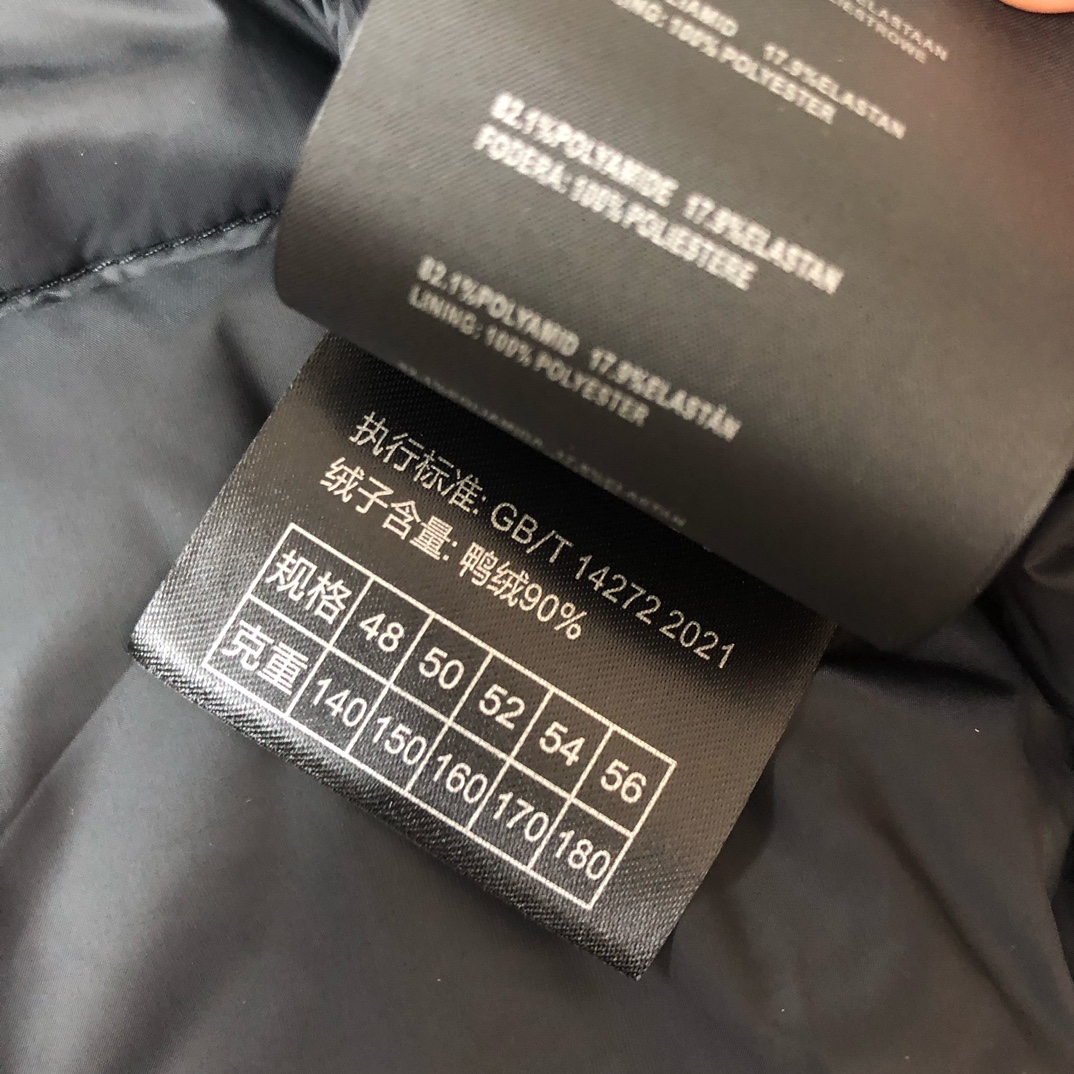 🆕PRA*DA 普拉达 25秋冬最新款立领羽绒马甲背心～版型剪裁完美穿着舒适有型，整体视觉感超强，上身效