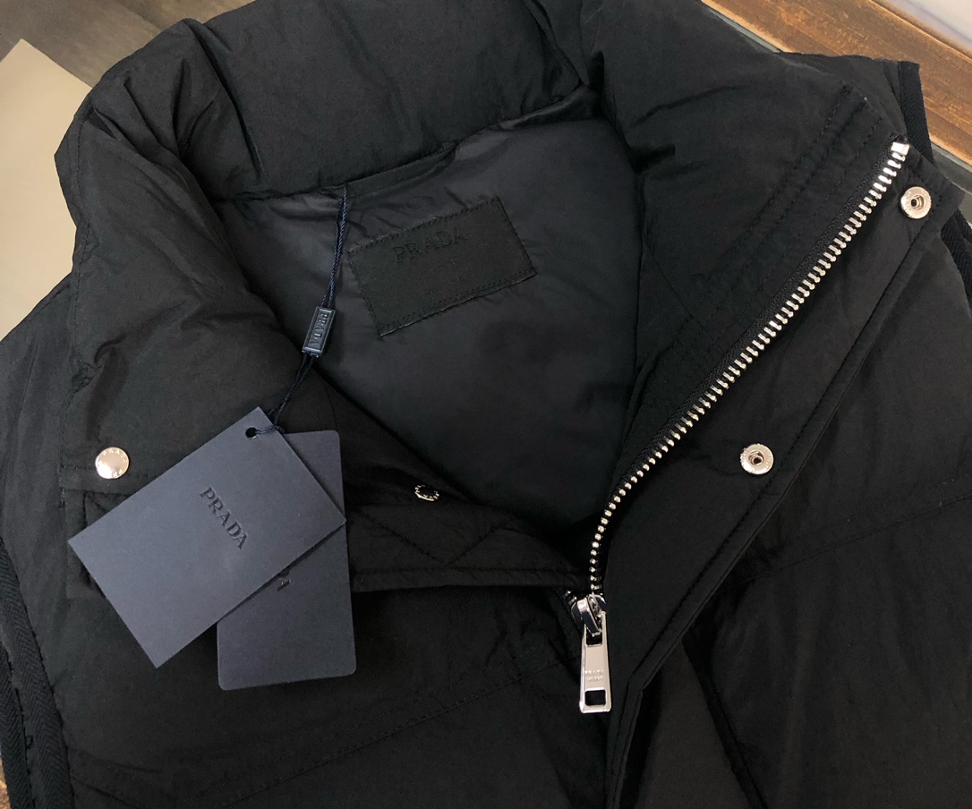 🆕PRA*DA 普拉达 25秋冬最新款立领羽绒马甲背心～版型剪裁完美穿着舒适有型，整体视觉感超强，上身效