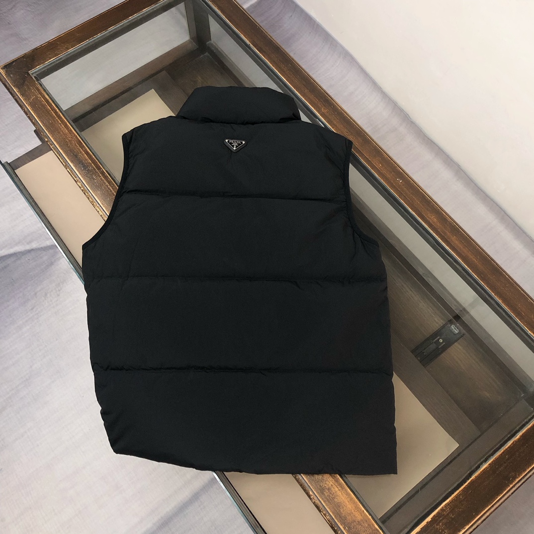 🆕PRA*DA 普拉达 25秋冬最新款立领羽绒马甲背心～版型剪裁完美穿着舒适有型，整体视觉感超强，上身效
