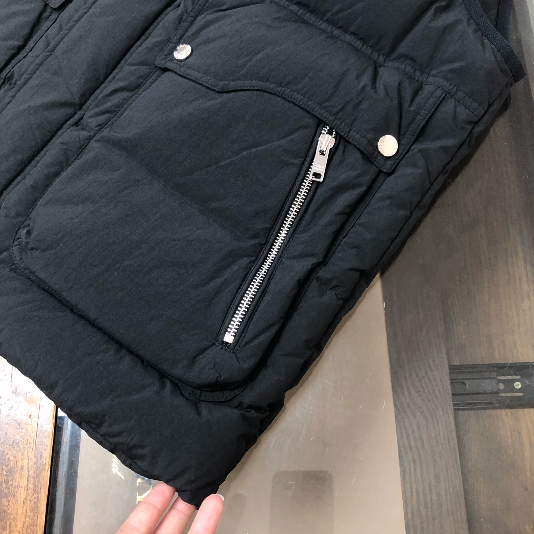 🆕PRA*DA 普拉达 25秋冬最新款立领羽绒马甲背心～版型剪裁完美穿着舒适有型，整体视觉感超强，上身效