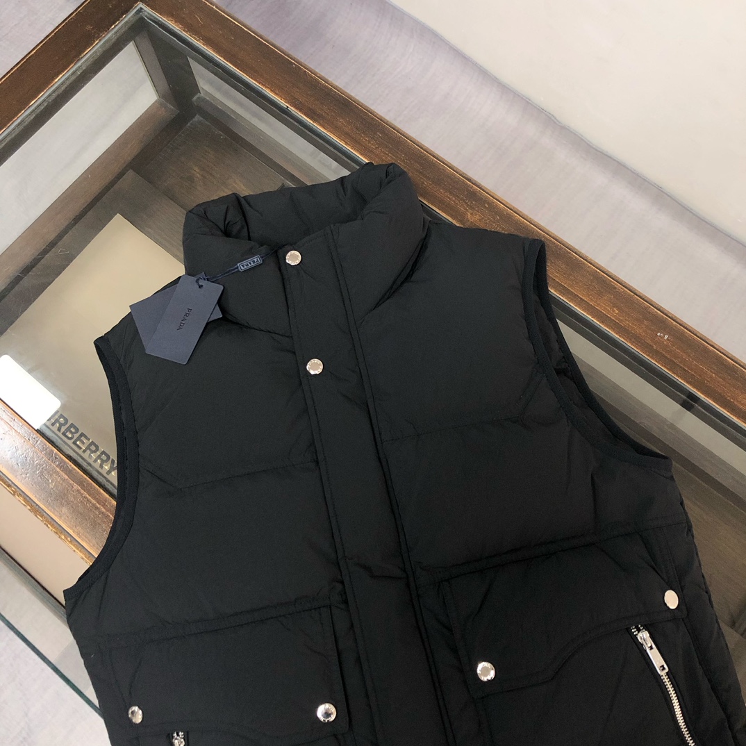 🆕PRA*DA 普拉达 25秋冬最新款立领羽绒马甲背心～版型剪裁完美穿着舒适有型，整体视觉感超强，上身效