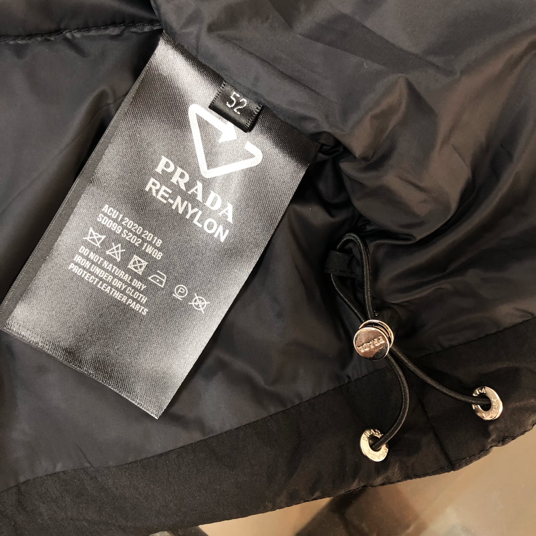 🆕PRA*DA 普拉达 25秋冬最新款立领羽绒马甲背心～版型剪裁完美穿着舒适有型，整体视觉感超强，上身效