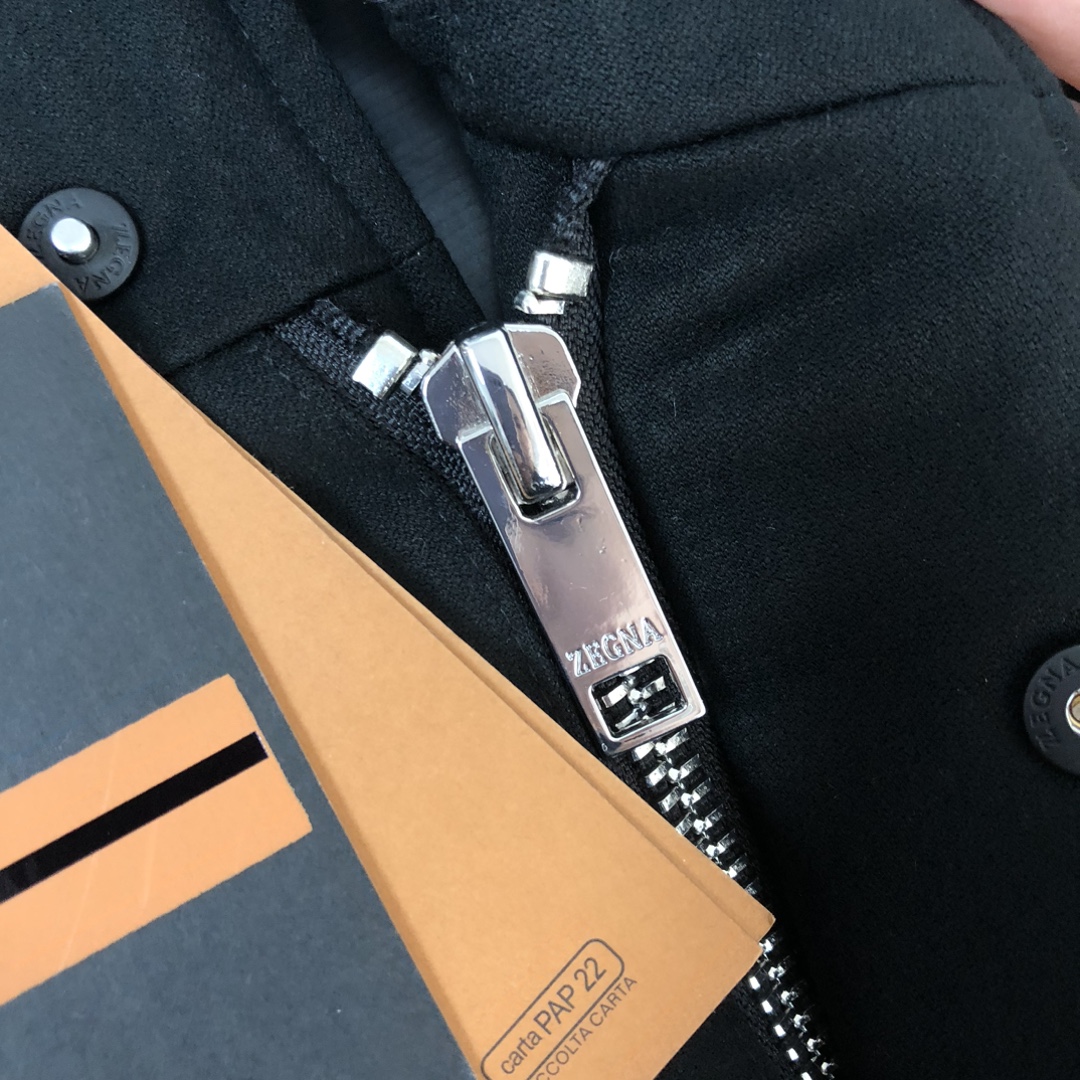 ！ 🆕ZEGNA 杰尼亚 25秋冬最新款立领毛呢中长款羽绒服外套 版型剪裁完美穿着舒适有型，整体视觉感超