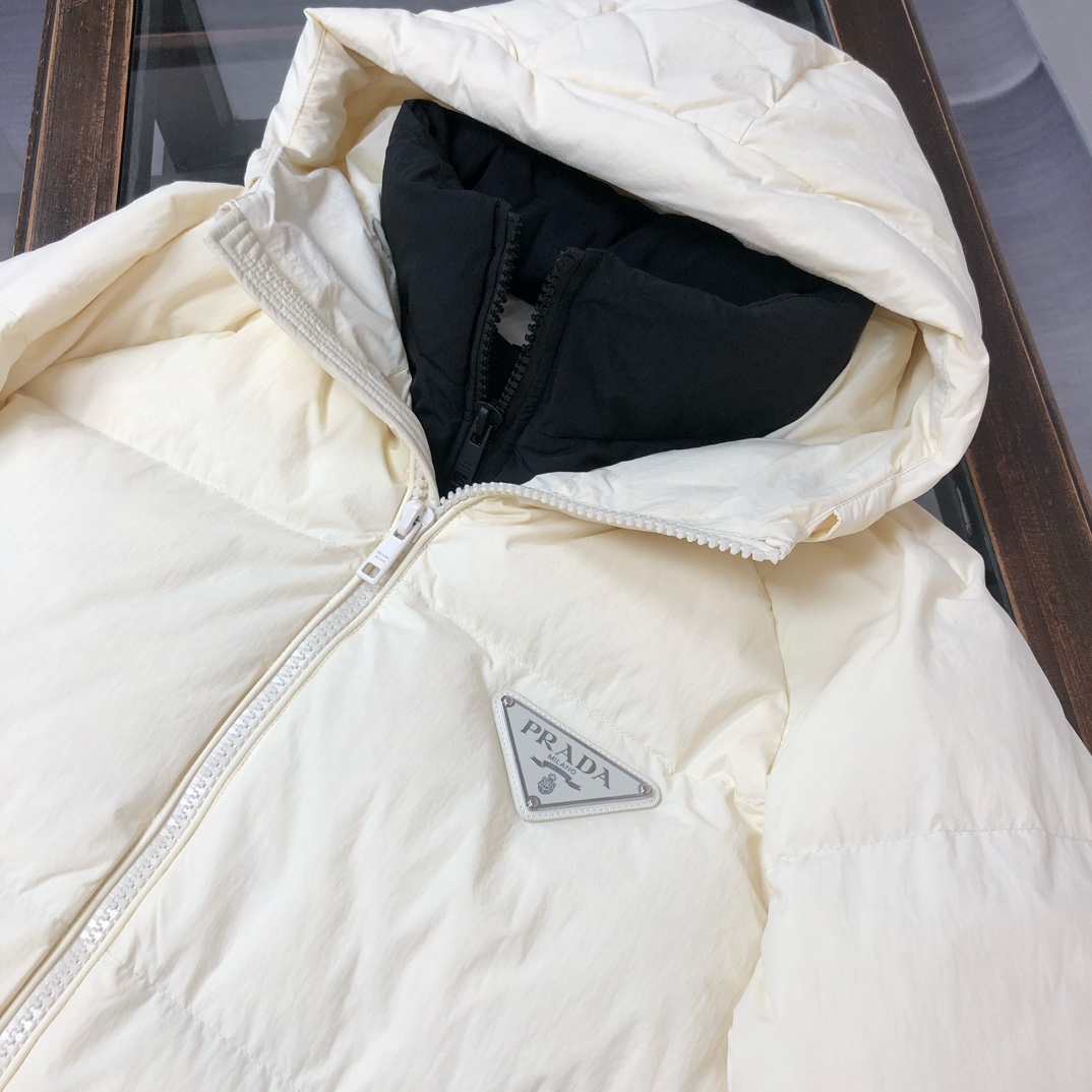 🆕PRA*DA 普拉达 25秋冬最新款连帽假两件三角铁标羽绒服外套～ 版型剪裁完美穿着舒适有型，整体视觉