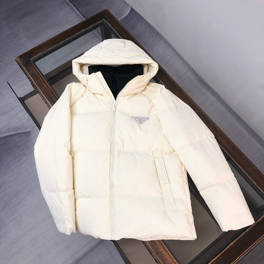 🆕PRA*DA 普拉达 25秋冬最新款连帽假两件三角铁标羽绒服外套～ 版型剪裁完美穿着舒适有型，整体视觉