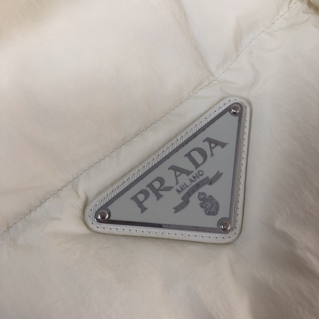 🆕PRA*DA 普拉达 25秋冬最新款连帽假两件三角铁标羽绒服外套～ 版型剪裁完美穿着舒适有型，整体视觉