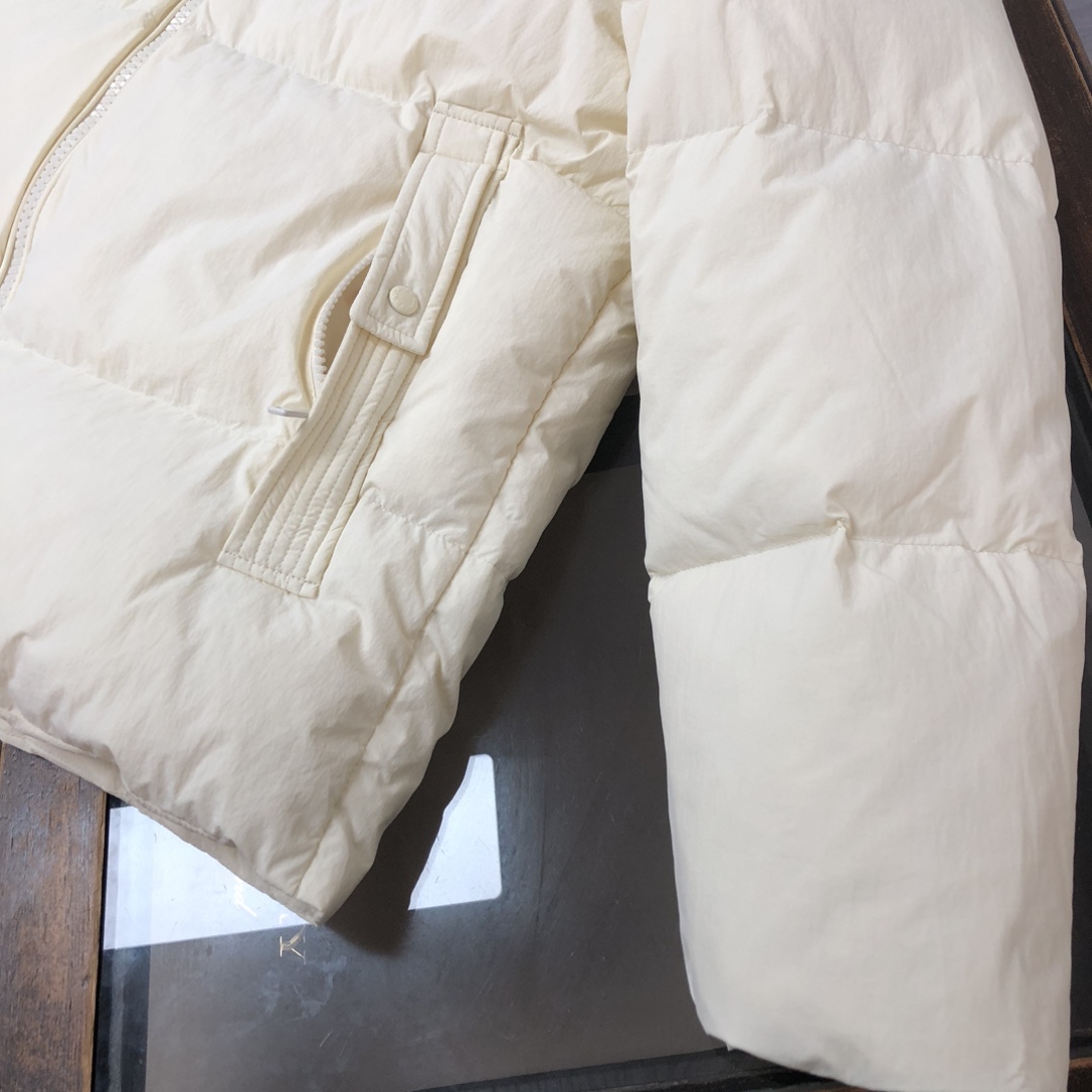 🆕PRA*DA 普拉达 25秋冬最新款连帽假两件三角铁标羽绒服外套～ 版型剪裁完美穿着舒适有型，整体视觉