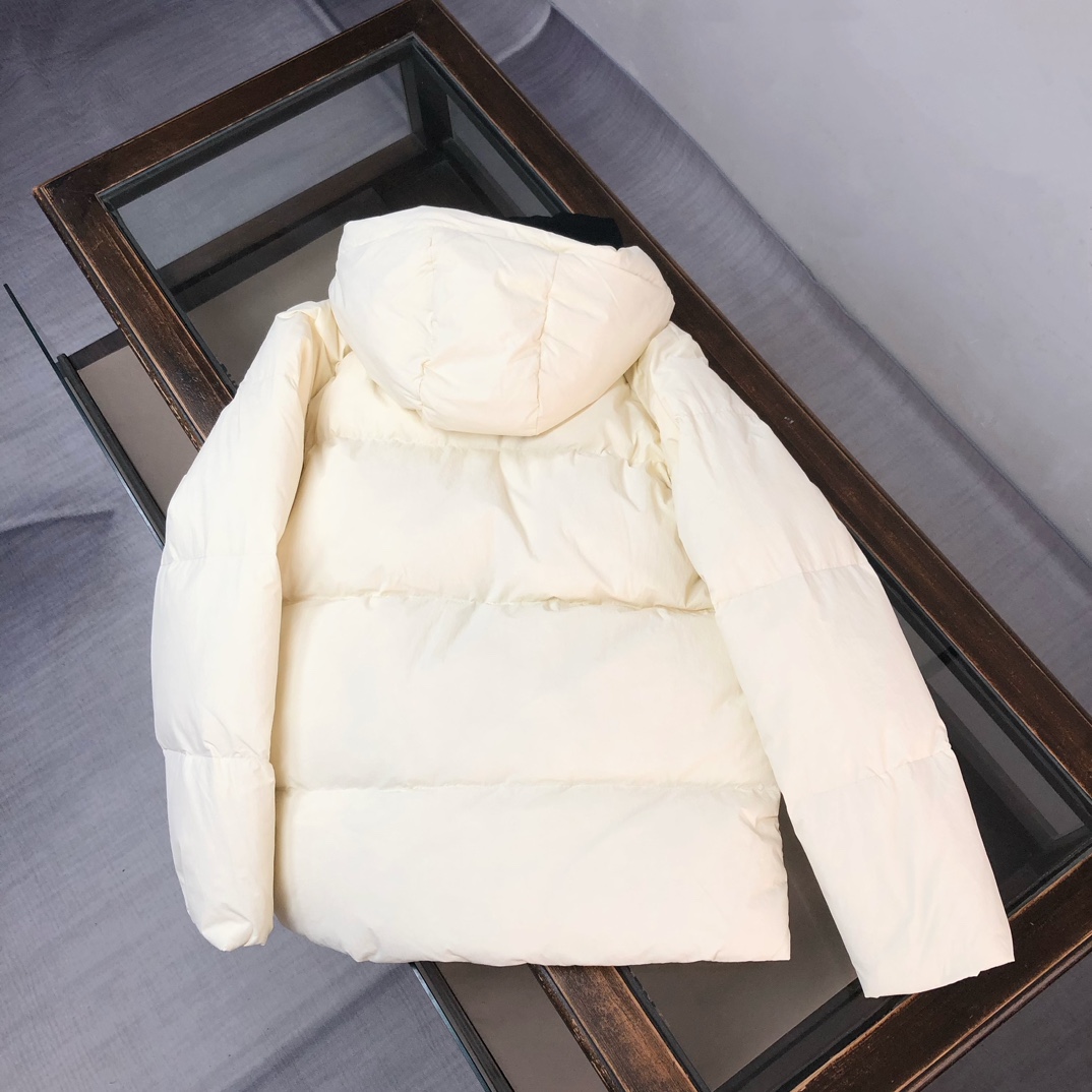 🆕PRA*DA 普拉达 25秋冬最新款连帽假两件三角铁标羽绒服外套～ 版型剪裁完美穿着舒适有型，整体视觉