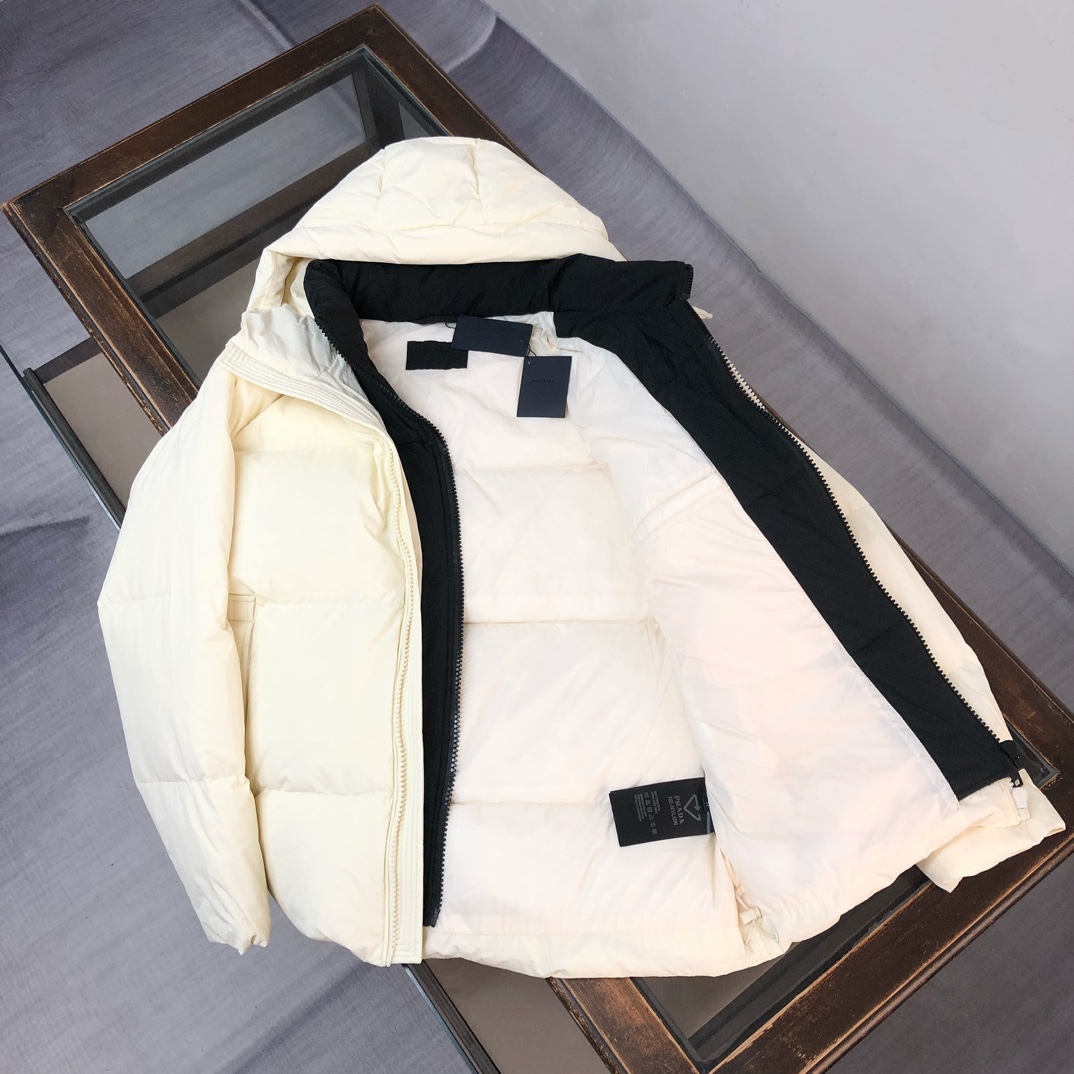 🆕PRA*DA 普拉达 25秋冬最新款连帽假两件三角铁标羽绒服外套～ 版型剪裁完美穿着舒适有型，整体视觉
