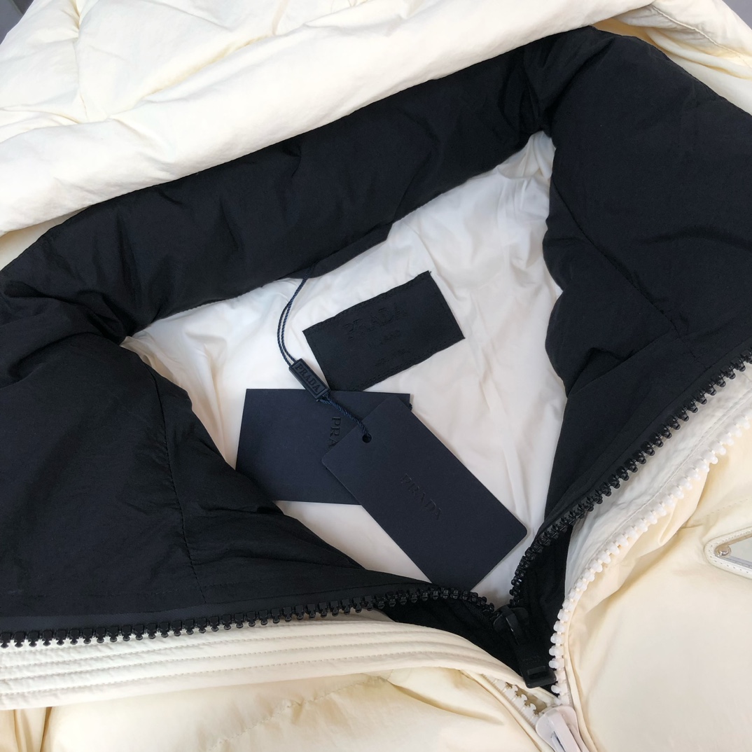 🆕PRA*DA 普拉达 25秋冬最新款连帽假两件三角铁标羽绒服外套～ 版型剪裁完美穿着舒适有型，整体视觉
