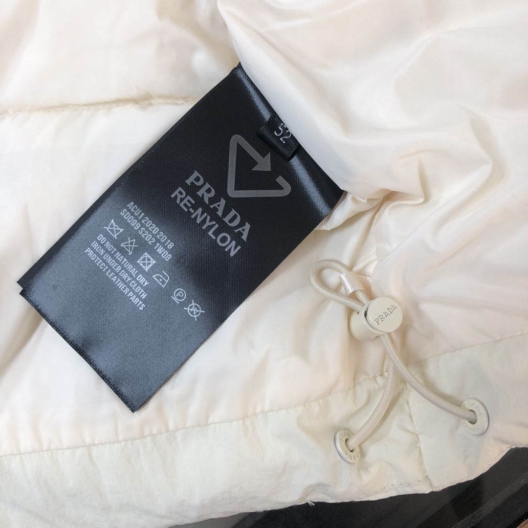 🆕PRA*DA 普拉达 25秋冬最新款连帽假两件三角铁标羽绒服外套～ 版型剪裁完美穿着舒适有型，整体视觉